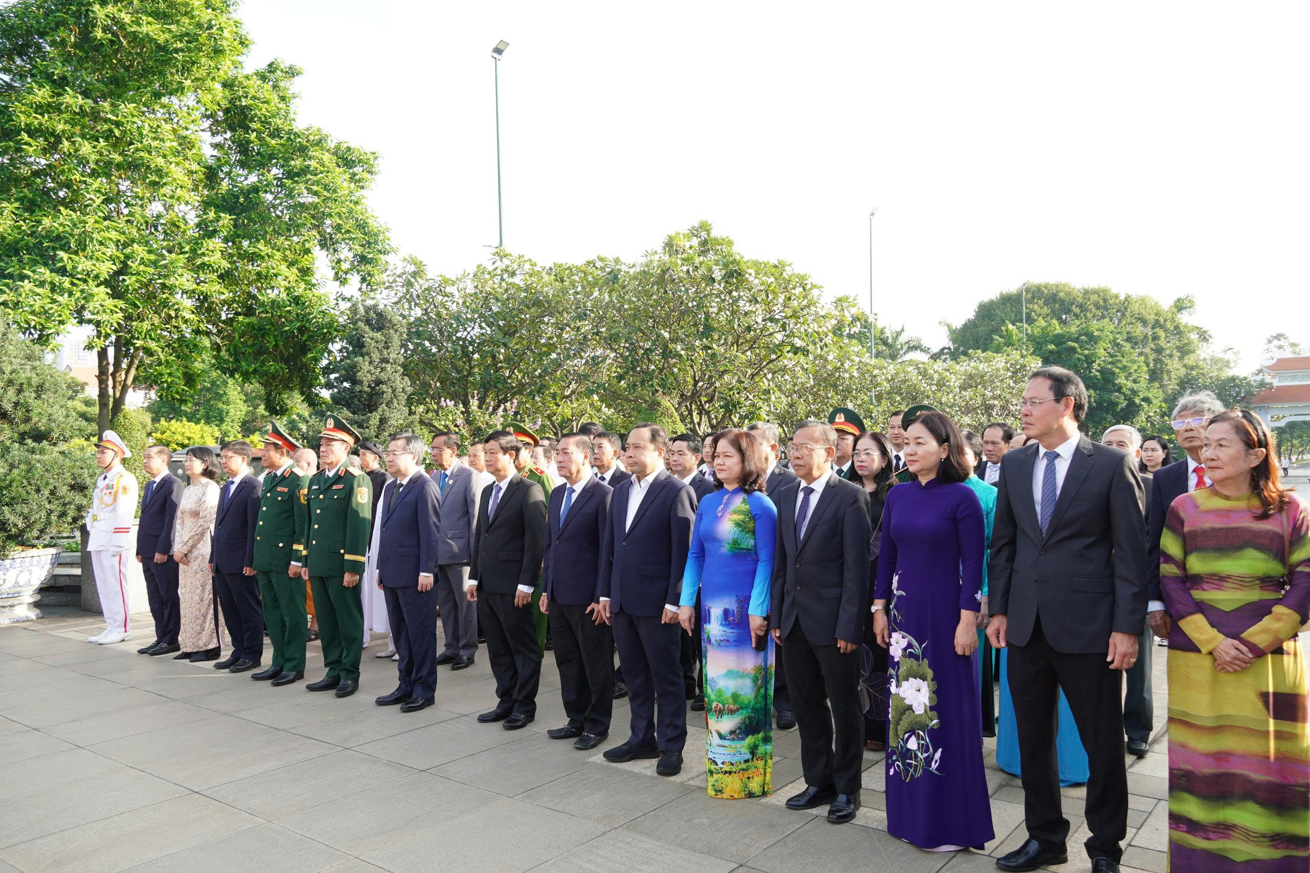 Lãnh đạo TP.HCM dâng hương, dâng hoa tưởng nhớ cố Tổng bí thư Nguyễn Văn Linh - Ảnh 3. Lãnh đạo TP.HCM dâng hương, dâng hoa tưởng nhớ cố Tổng Bí thư Nguyễn Văn Linh - Ảnh 3.