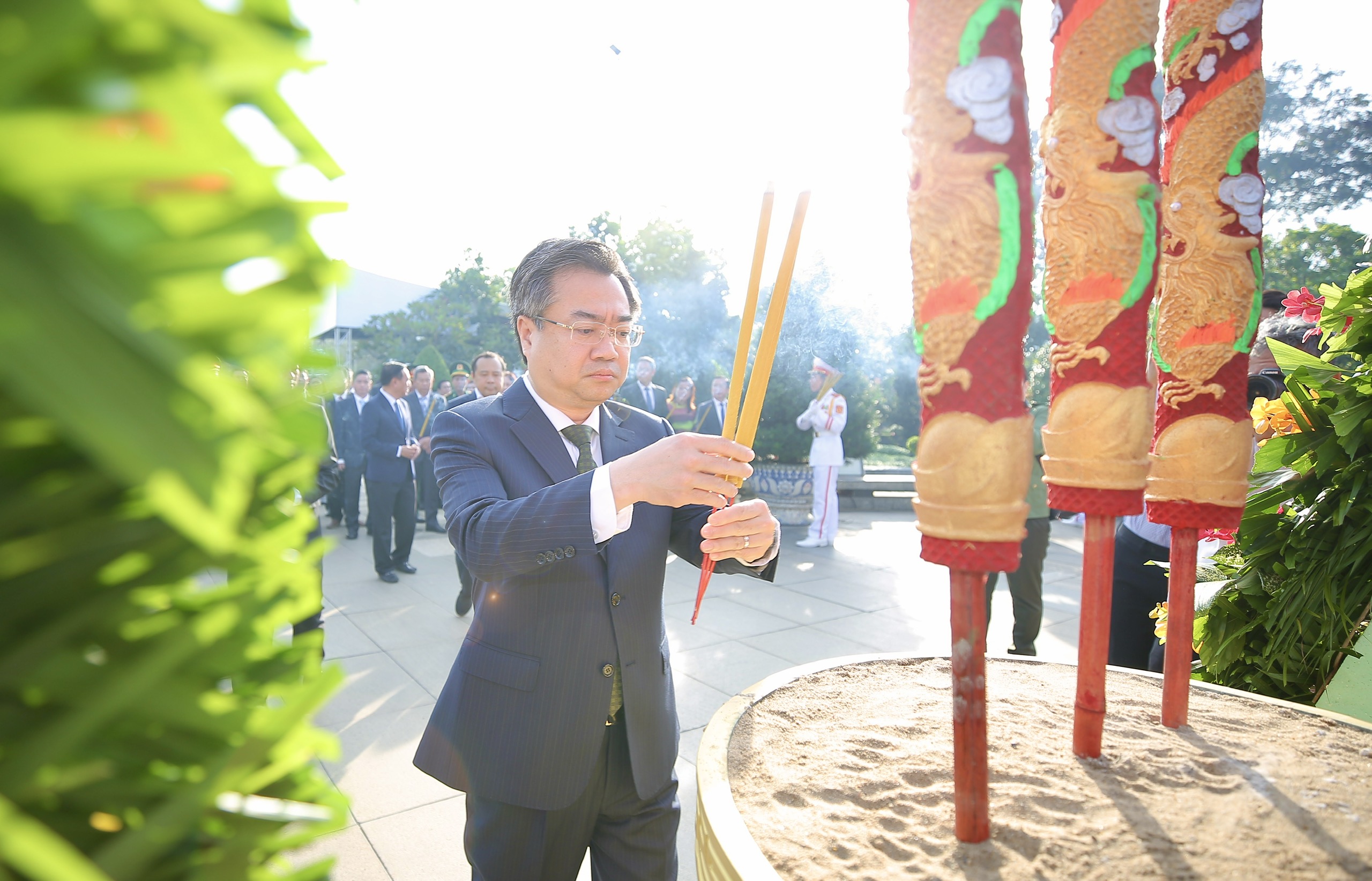Lãnh đạo TP.HCM dâng hương, dâng hoa tưởng nhớ cố Tổng bí thư Nguyễn Văn Linh - Ảnh 1. Lãnh đạo TP.HCM dâng hương, dâng hoa tưởng nhớ cố Tổng Bí thư Nguyễn Văn Linh - Ảnh 1.