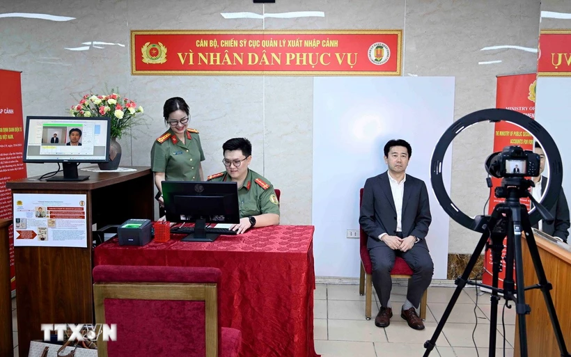 Dozens of foreigners in Vietnam’s Tay Ninh get digital ID accounts- Ảnh 2.