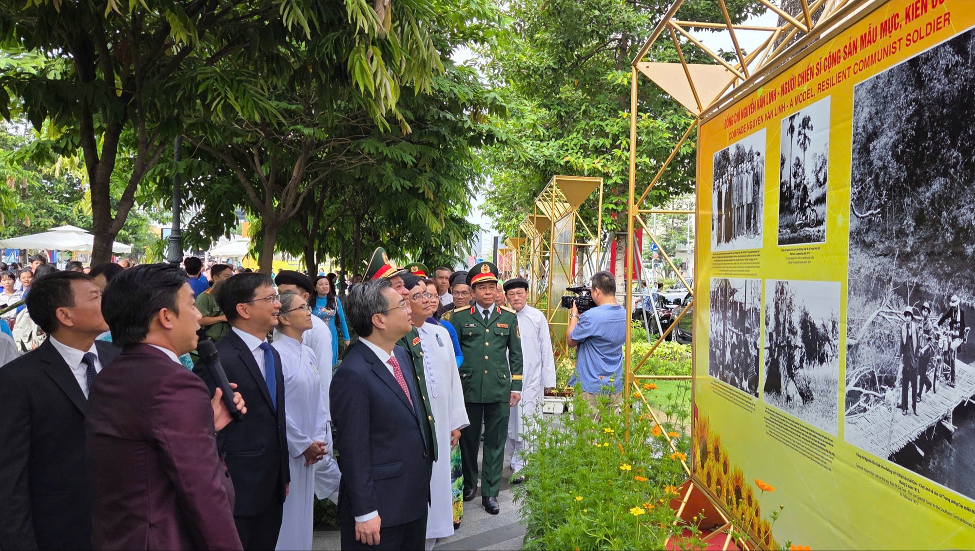 Trưng bày 100 ảnh tư liệu quý về cố Tổng Bí thư Nguyễn Văn Linh tại công viên Lam Sơn - Ảnh 1.