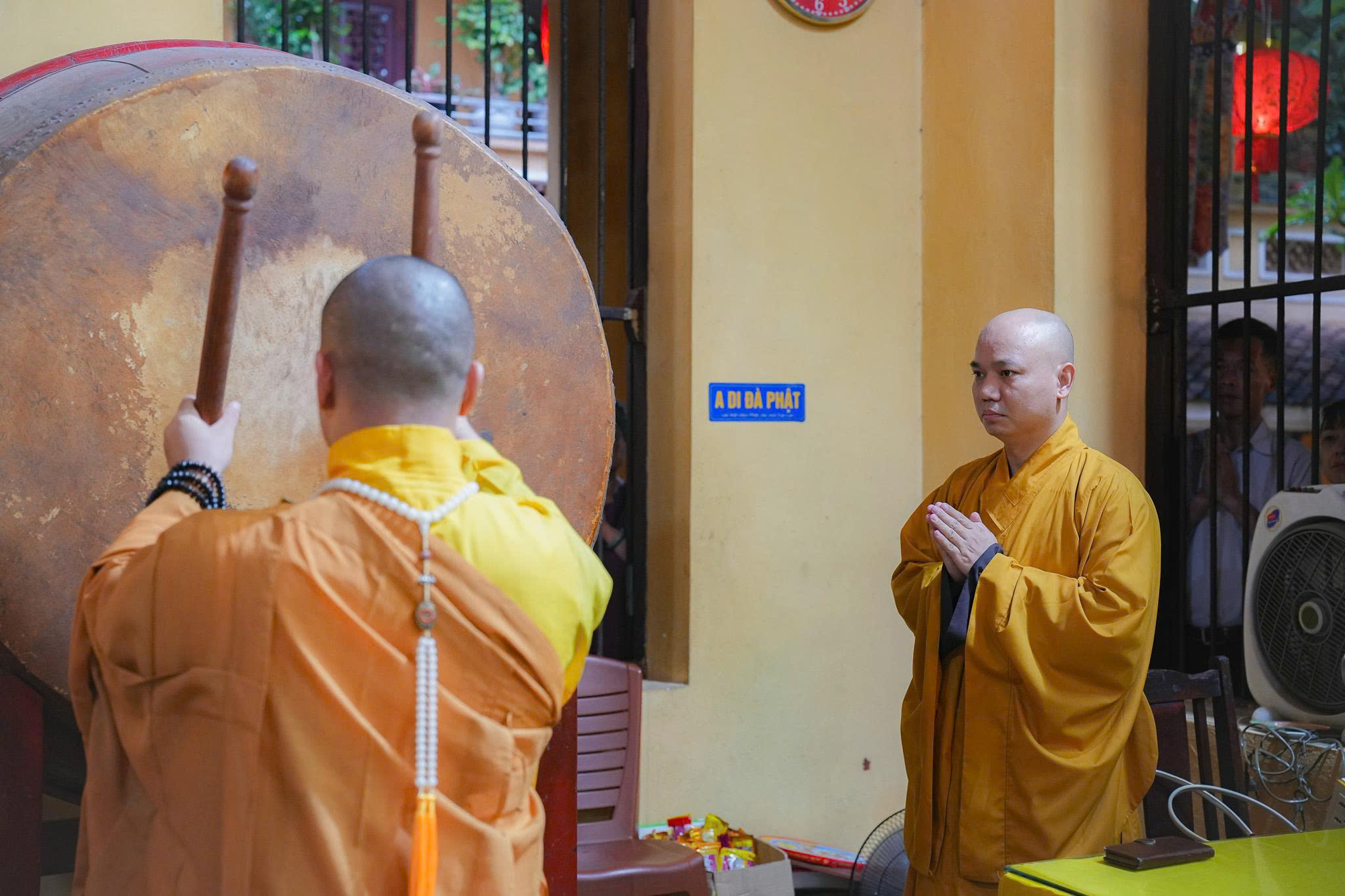 Đúng 6h sáng nay, Hơn 18.000 ngôi chùa, tự viện trên cả nước đồng loạt cầu Quốc thái dân an - Ảnh 1. Hơn 18.000 ngôi chùa và tự viện cả nước đồng loạt 6h sáng cử chuông trống cầu quốc thái dân an - Ảnh 1.