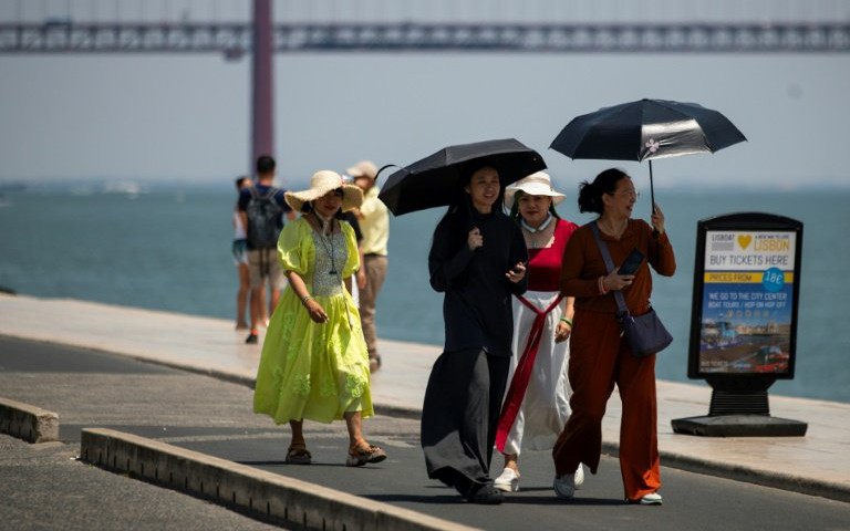 Europe swelters as surprise early summer heatwave spreads - Ảnh 2.
