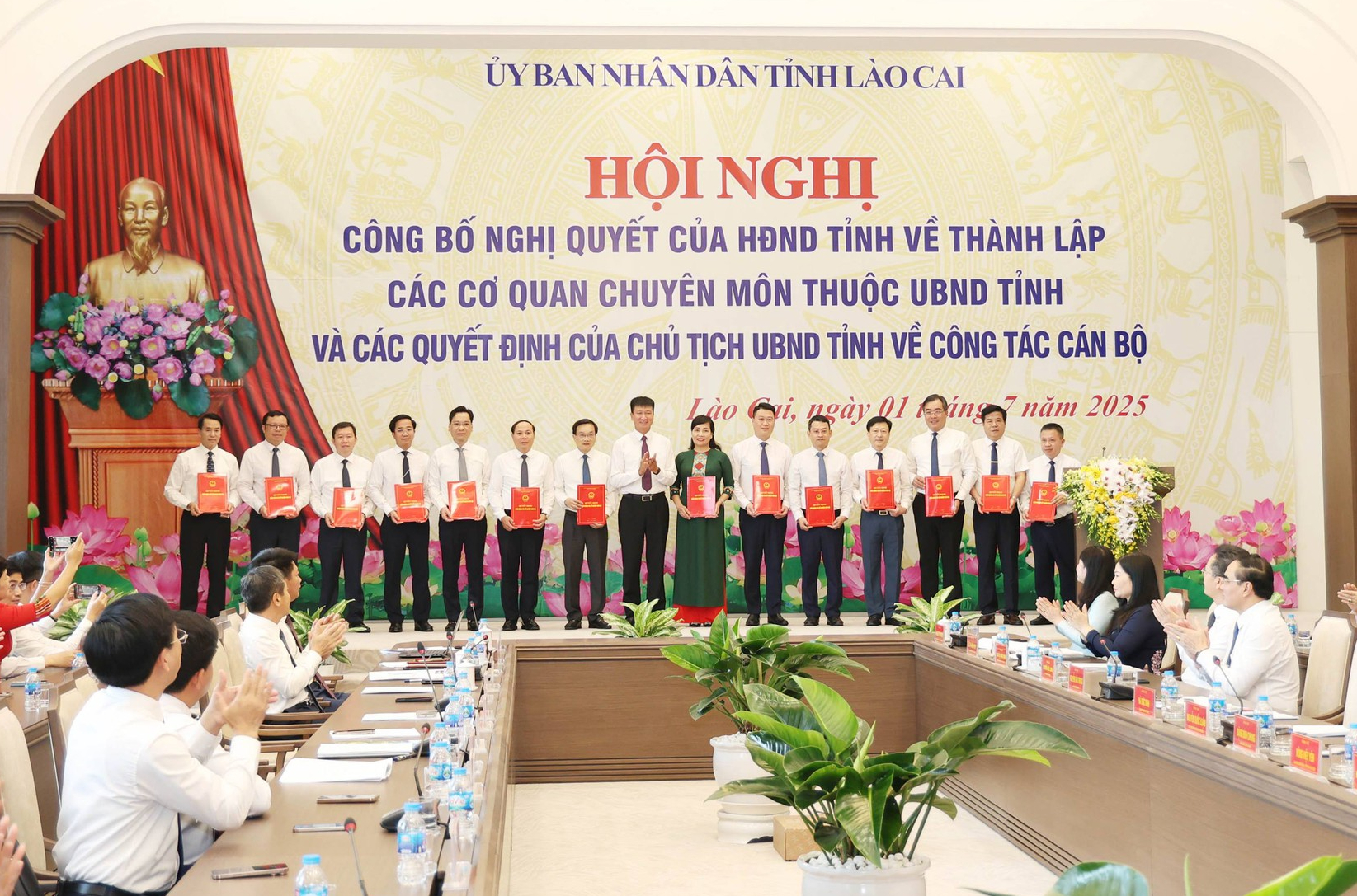 Bộ máy lãnh đạo UBND tỉnh Lào Cai và các giám đốc sở, ngành - Ảnh 1.