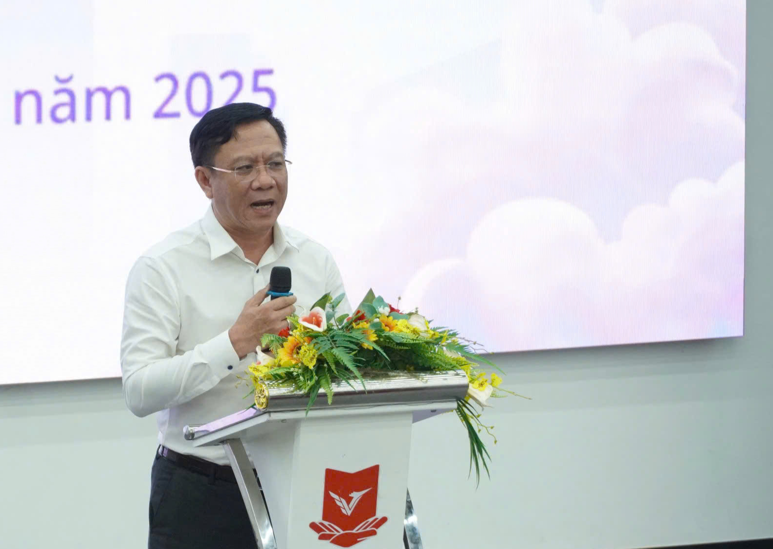 Bán hàng qua livestream: Chốt đơn từ bó rau vài ngàn đến siêu xe tiền tỉ - Ảnh 3.