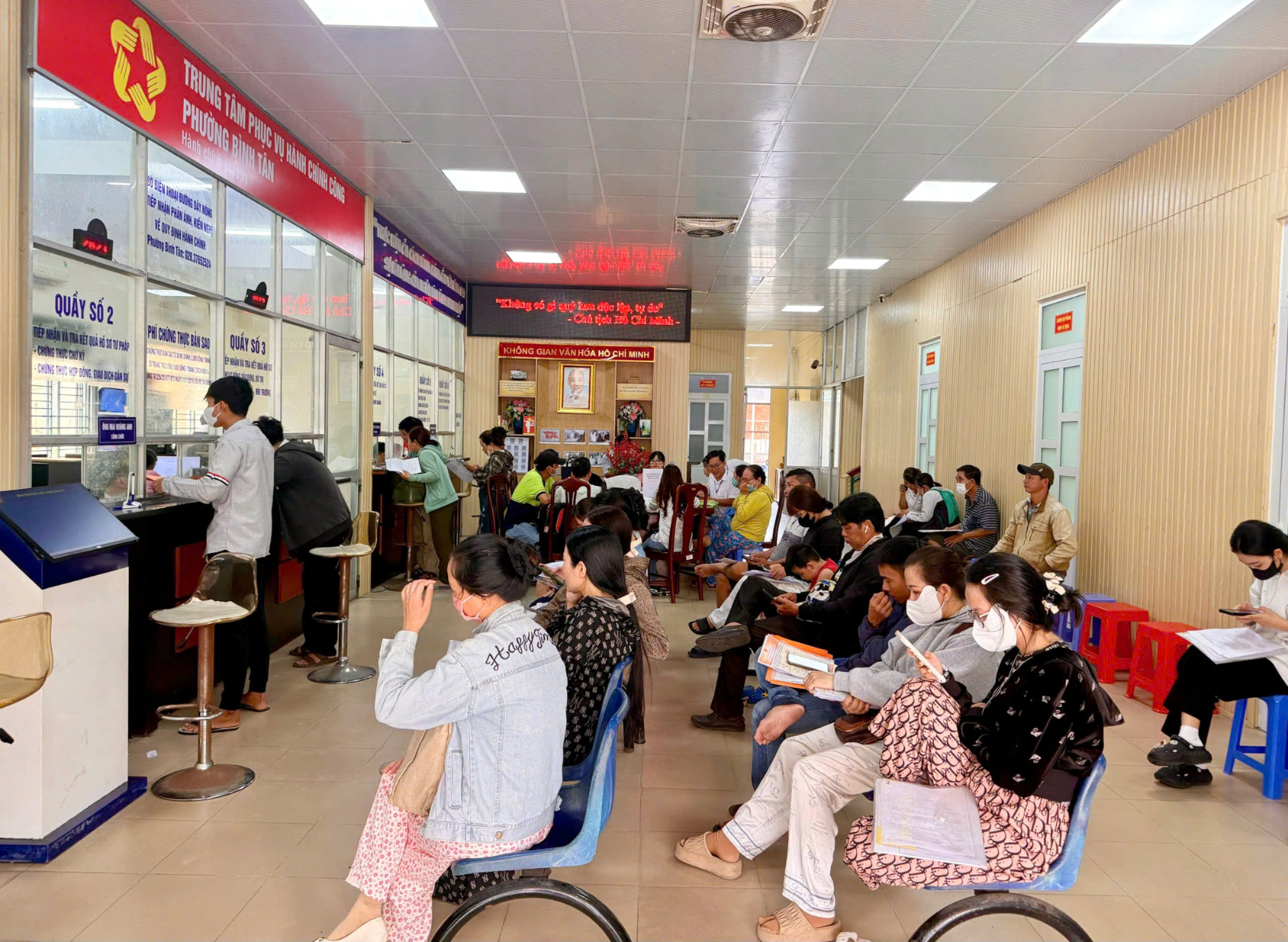 Nhộn nhịp người dân đến phường Tân Hưng, Bình Tân làm thủ tục ngày đầu hoạt động- Ảnh 5. Nhộn nhịp người dân đến phường Tân Hưng, Bình Tân làm thủ tục ngày đầu hoạt động- Ảnh 5.