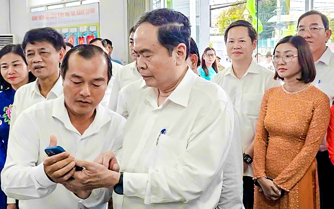 Chủ tịch Quốc hội: Cán bộ cơ sở phải đi làm đúng giờ, không nhậu nhẹt - Ảnh 1. CHỦ TỊCH QUỐC HỘI - Ảnh 1.