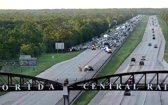 Va chạm kinh hoàng hơn 50 xe trên cao tốc gần Tokyo: 1 người chết, 26 người bị thương - Ảnh 1.