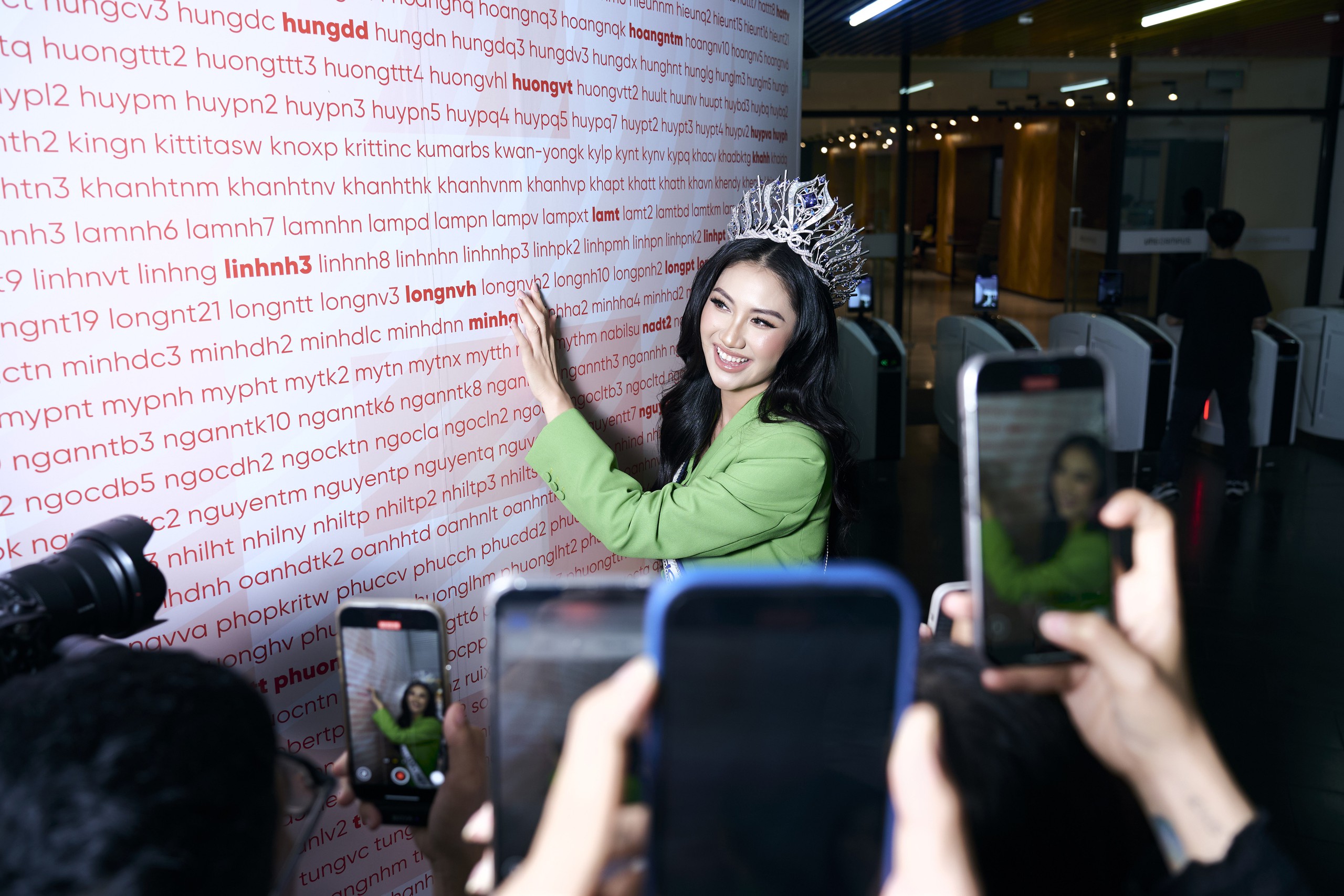 Miss Cosmo Vietnam 2025 Phương Linh về thăm nơi làm việc cũ - Ảnh 4. Miss Cosmo Vietnam - Ảnh 4.