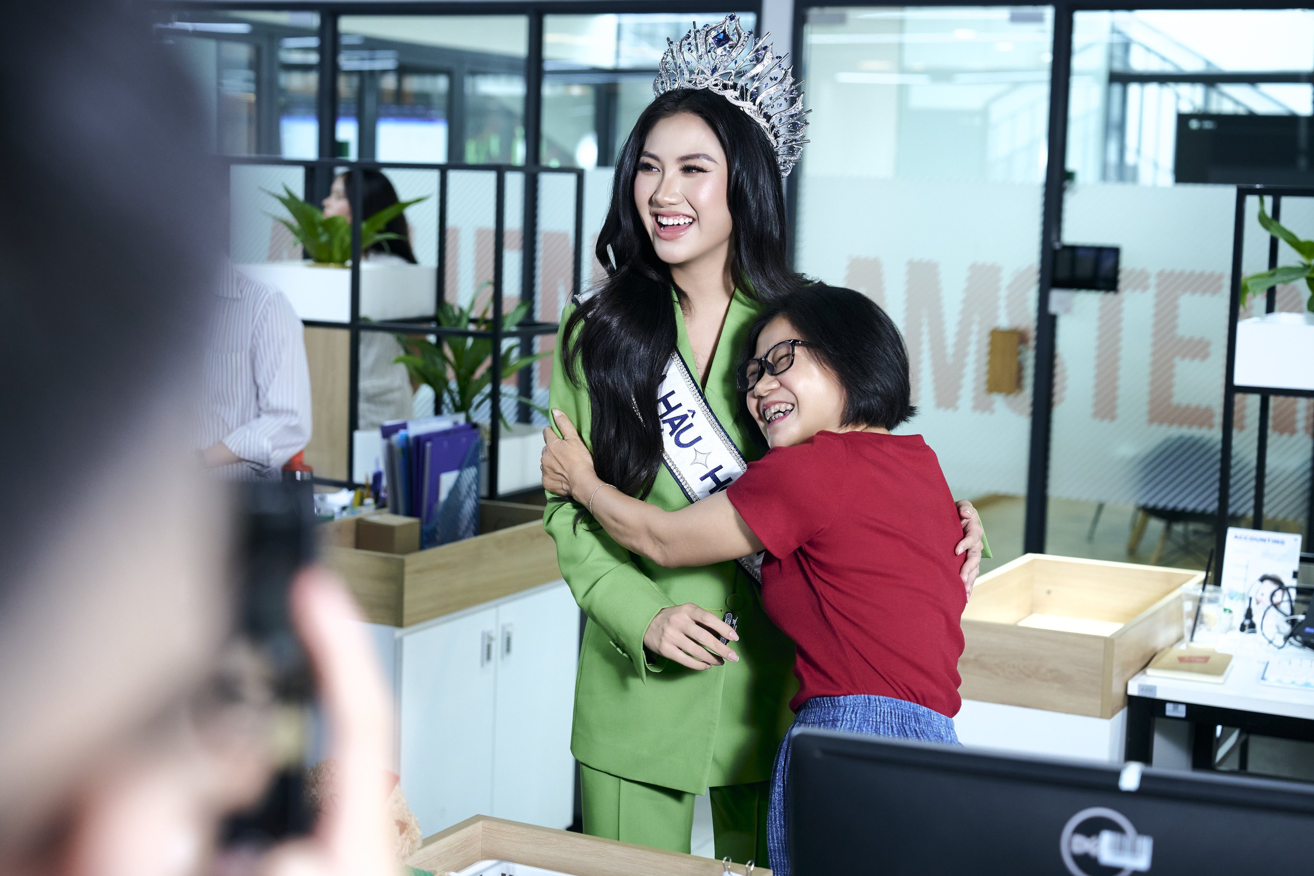 Miss Cosmo Vietnam 2025 Phương Linh về thăm nơi làm việc cũ - Ảnh 1. Miss Cosmo Vietnam - Ảnh 1.