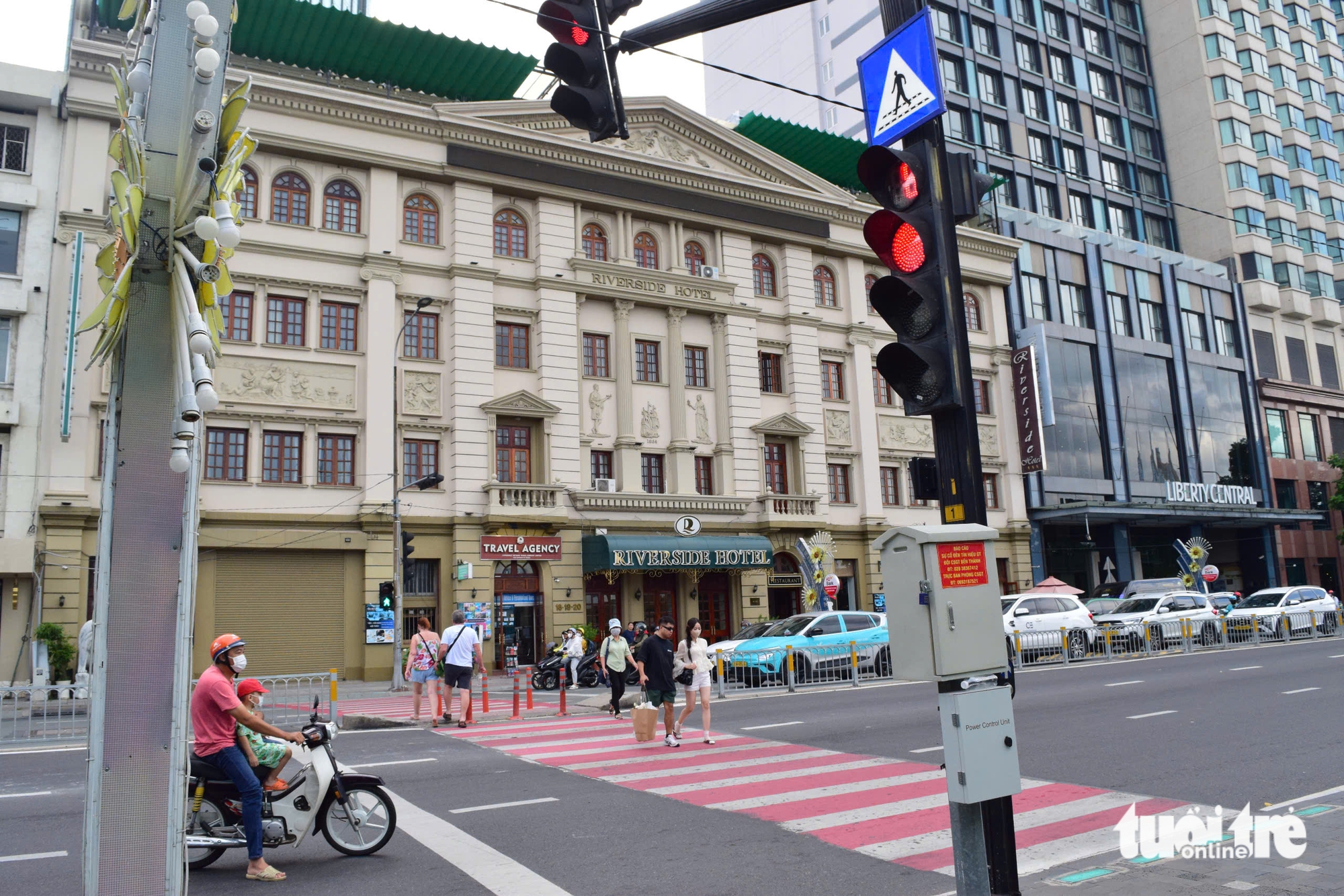 biển báo giao thông phát sáng - Ảnh 1.