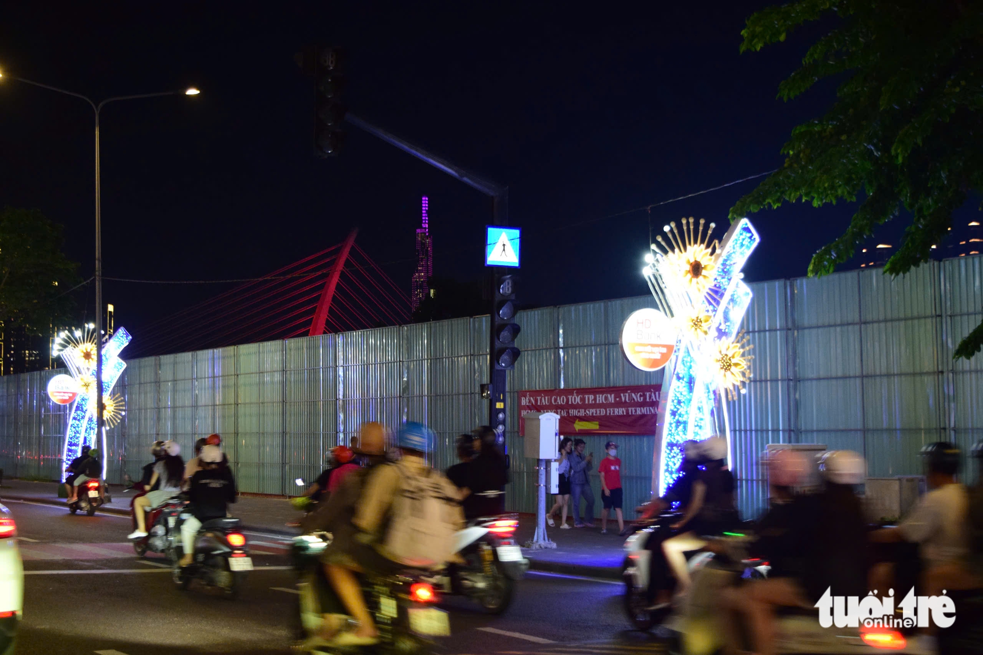 biển báo giao thông phát sáng - Ảnh 2.