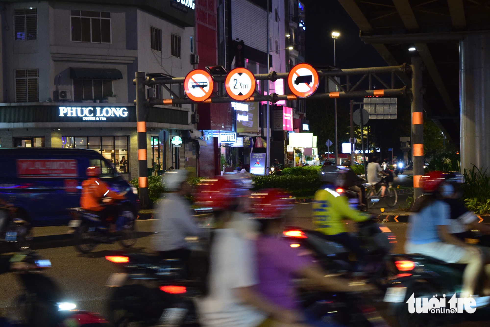 biển báo giao thông phát sáng - Ảnh 3.