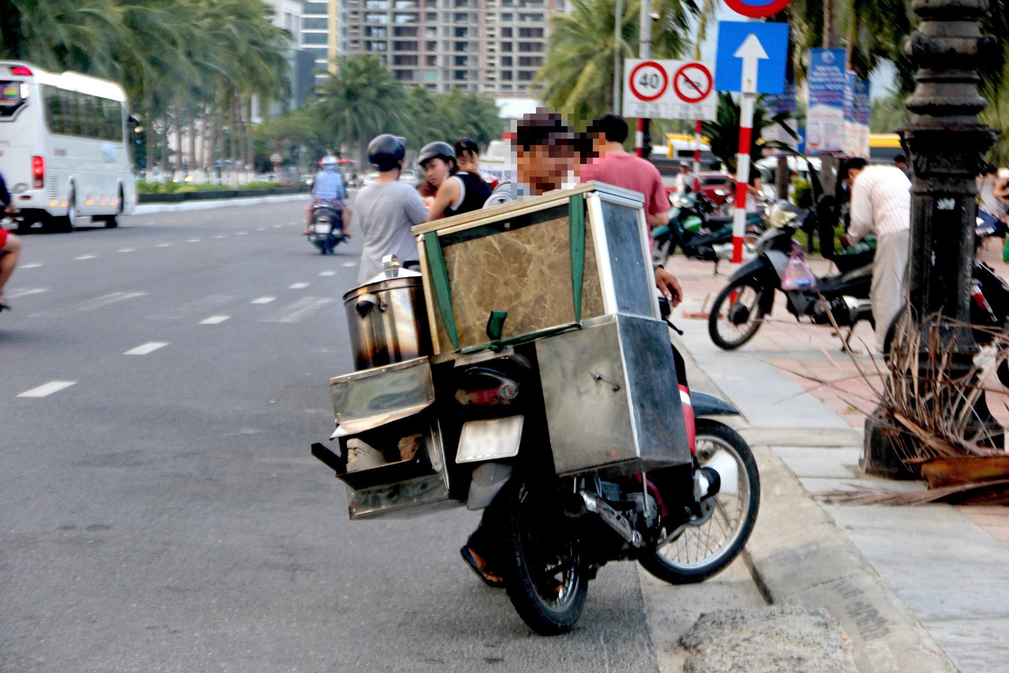 Hàng rong, ăn xin chèo kéo, Đà Nẵng tìm cách xử lý, kêu gọi du khách 'đừng cho tiền' - Ảnh 1.