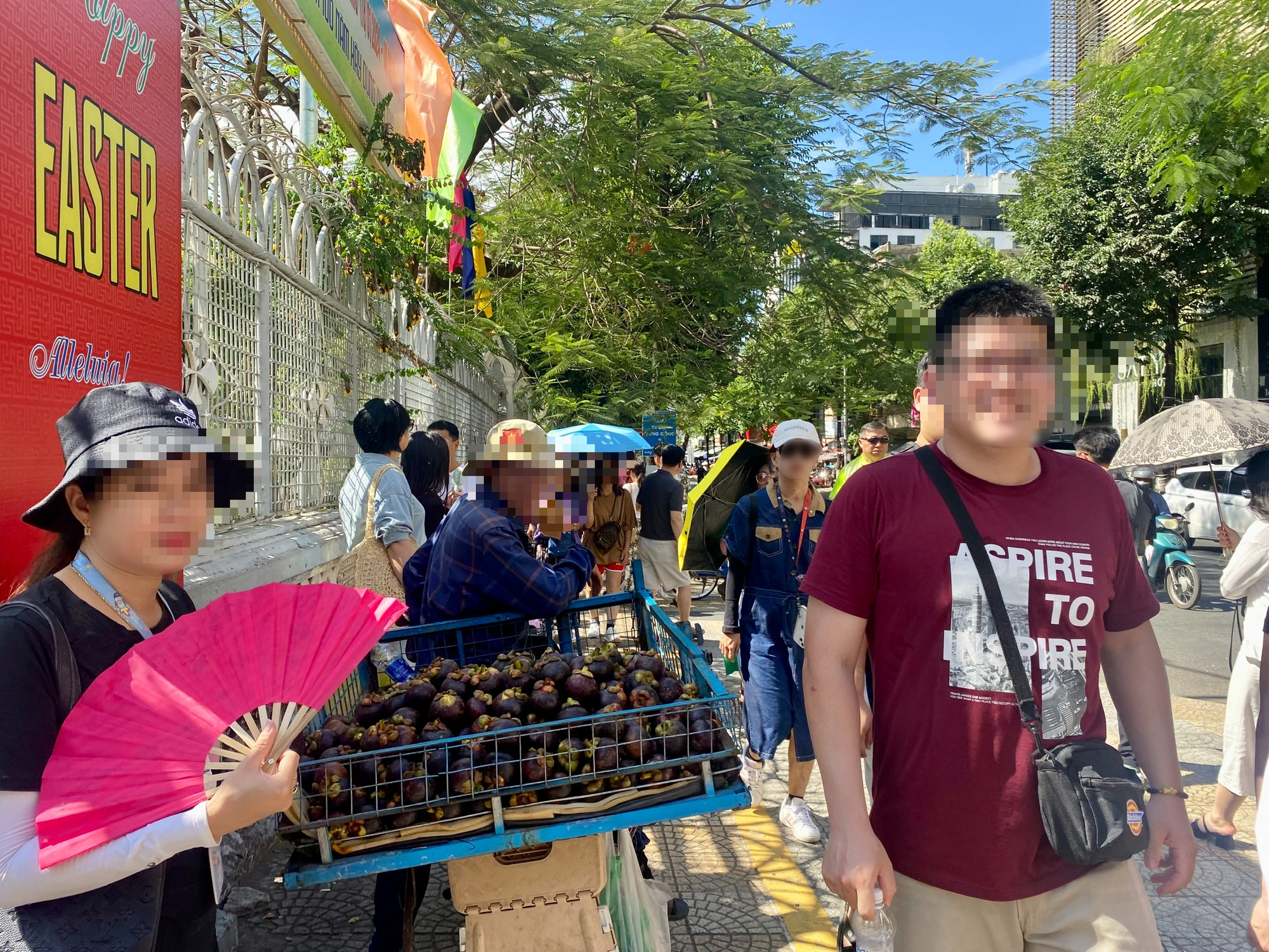 Hàng rong, ăn xin chèo kéo, Đà Nẵng tìm cách xử lý, kêu gọi du khách 'đừng cho tiền' - Ảnh 3.