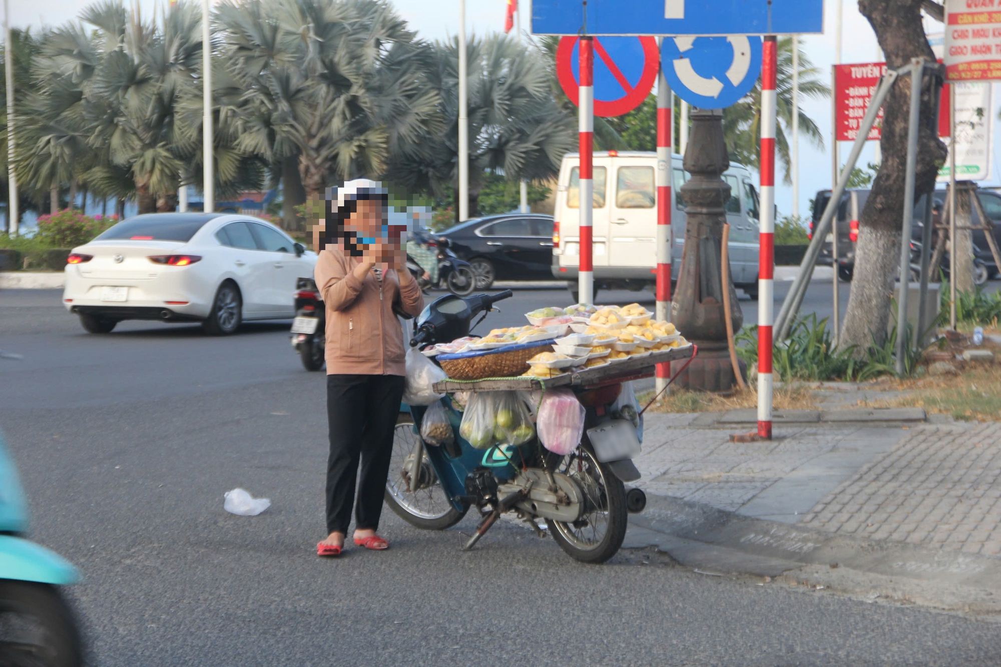 Hàng rong, ăn xin chèo kéo, Đà Nẵng tìm cách xử lý, kêu gọi du khách 'đừng cho tiền' - Ảnh 2.