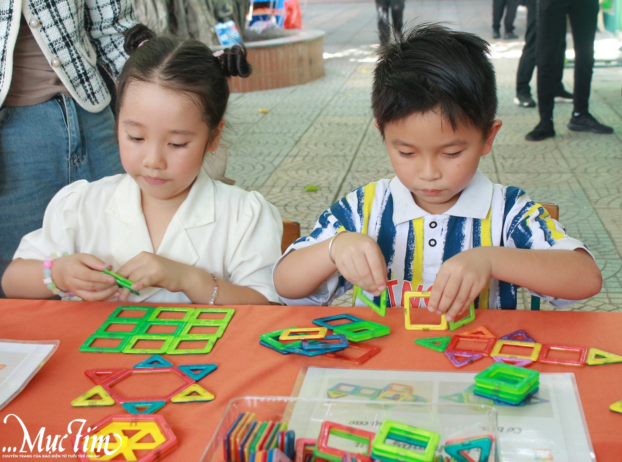 Thiếu nhi phường Tân Hưng, TP.HCM vui hè tưng bừng với hoạt động STEM, tiếng Anh- Ảnh 1.