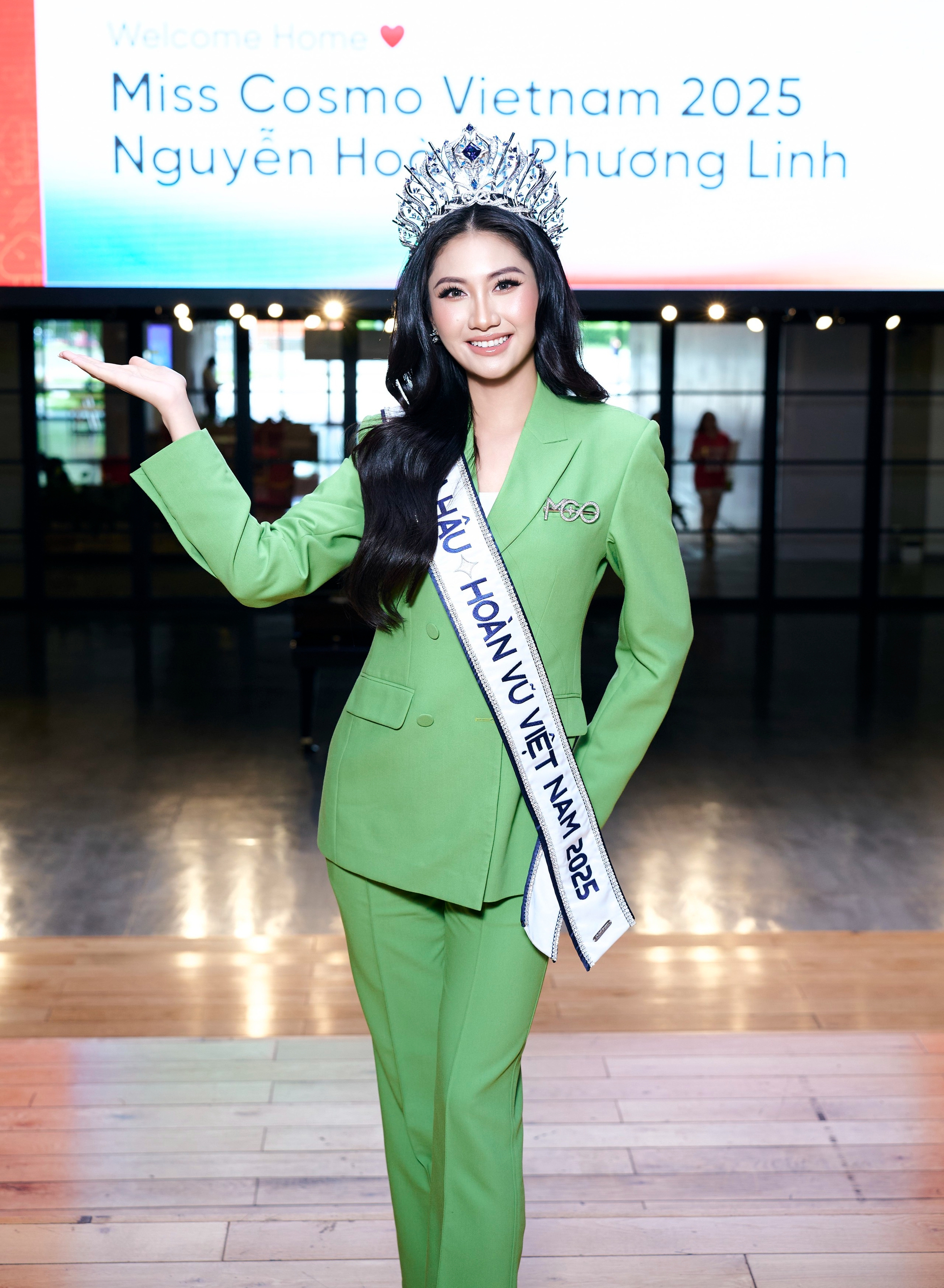 Miss Cosmo Vietnam 2025 Phương Linh về thăm nơi làm việc cũ - Ảnh 3. Miss Cosmo Vietnam - Ảnh 3.