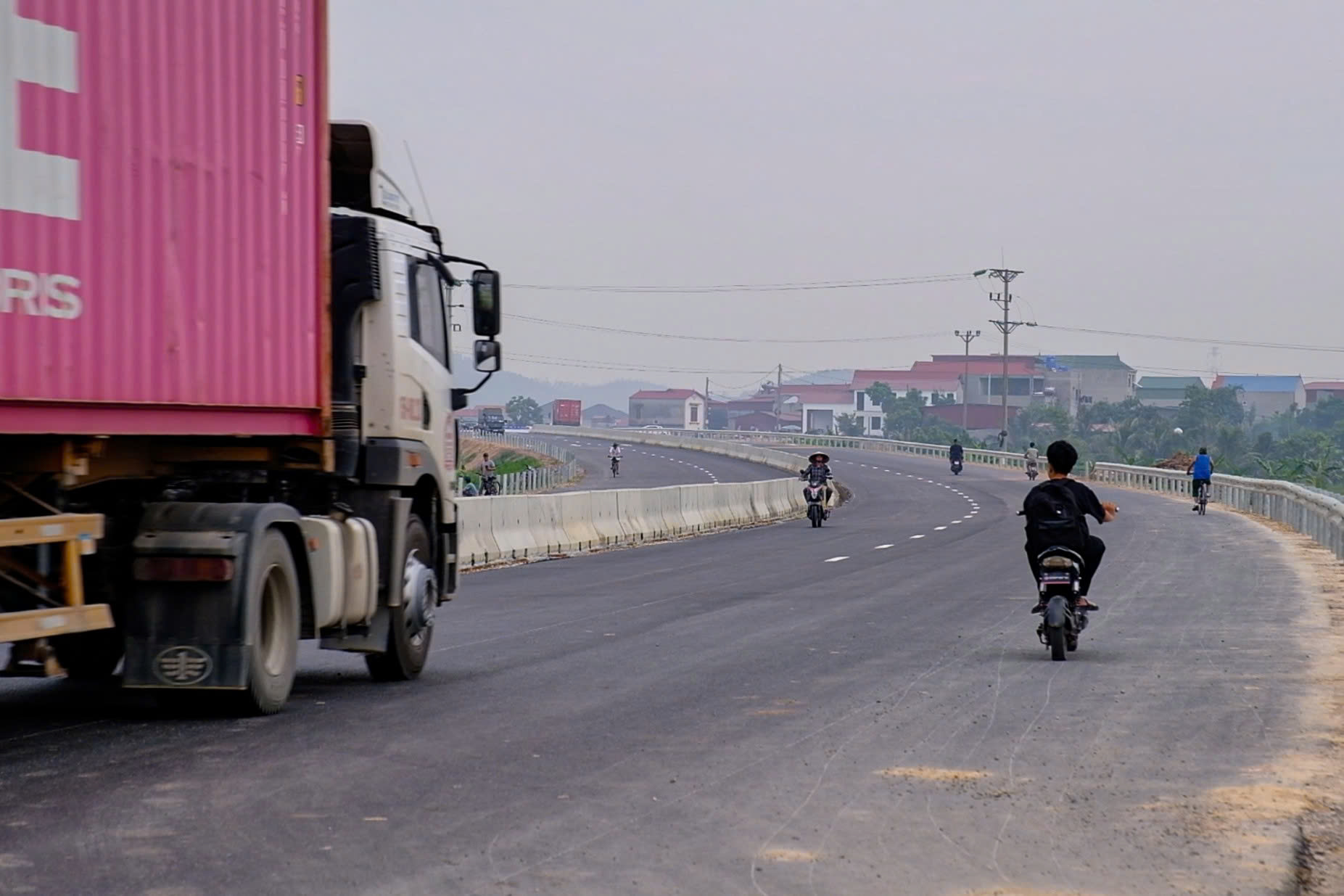 Cầu ngàn tỉ vừa thông xe, dân phải đi đường vòng về nhà, địa phương nói gì? - Ảnh 5.
