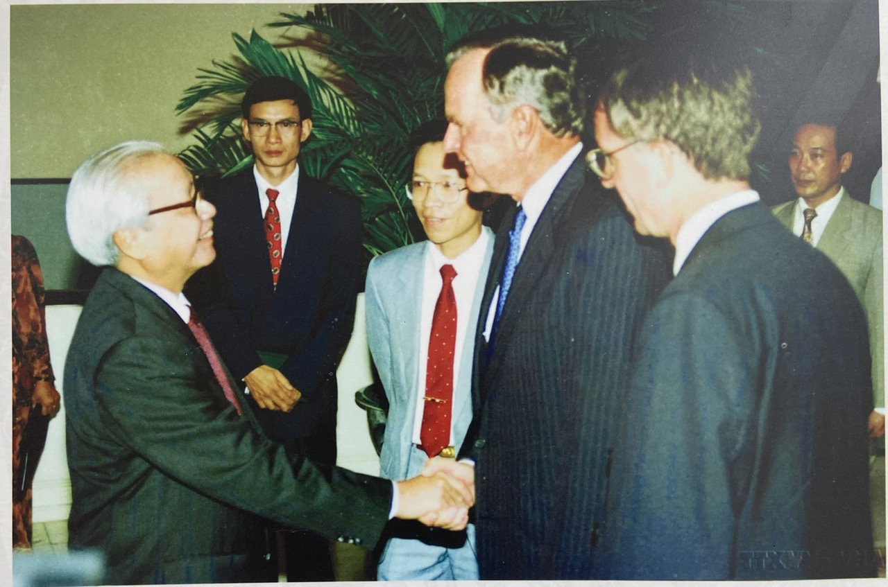 Xem lại thời khắc Tổng thống Bill Clinton tuyên bố bình thường hóa quan hệ với Việt Nam 30 năm trước - Ảnh 6. Xem lại thời khắc Tổng thống Bill Clinton tuyên bố bình thường hóa quan hệ với Việt Nam 30 năm trước - Ảnh 6.