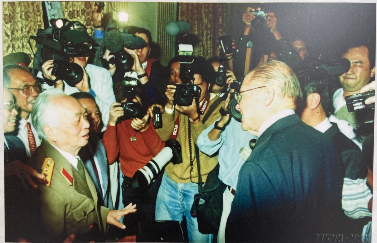 Xem lại thời khắc Tổng thống Bill Clinton tuyên bố bình thường hóa quan hệ với Việt Nam 30 năm trước - Ảnh 5. Xem lại thời khắc Tổng thống Bill Clinton tuyên bố bình thường hóa quan hệ với Việt Nam 30 năm trước - Ảnh 5.