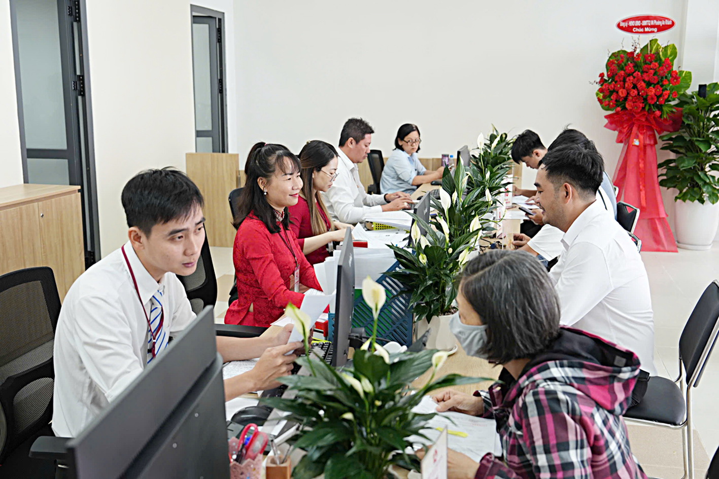 Chi trả tiền lương, phụ cấp với cán bộ, công chức sau sáp nhập ra sao? - Ảnh 1.