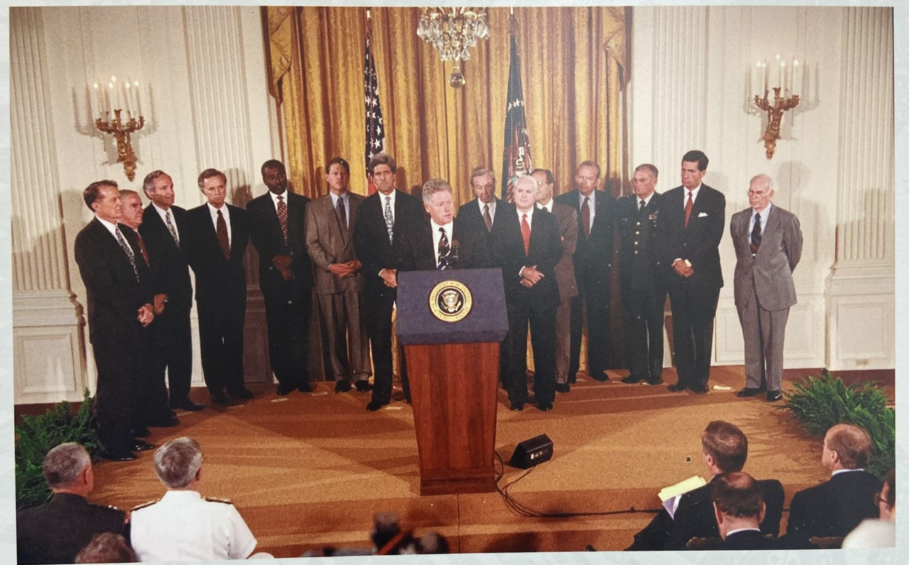 Xem lại thời khắc Tổng thống Bill Clinton tuyên bố bình thường hóa quan hệ với Việt Nam 30 năm trước - Ảnh 1. bình thường hóa quan hệ - Ảnh 1.