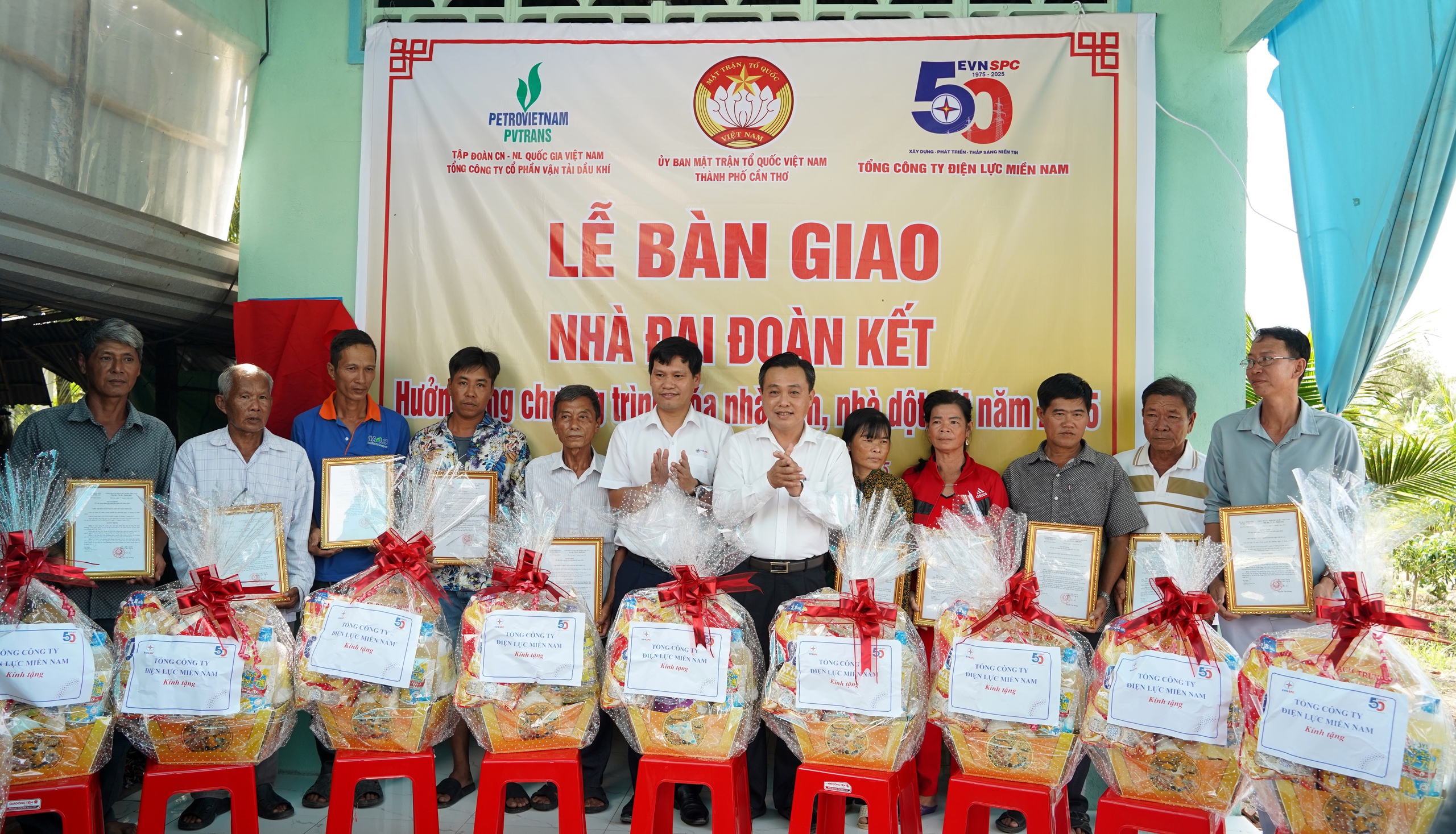 Ngành điện miền Nam xóa nhà tạm, nhà dột nát tại Cần Thơ - Ảnh 1.