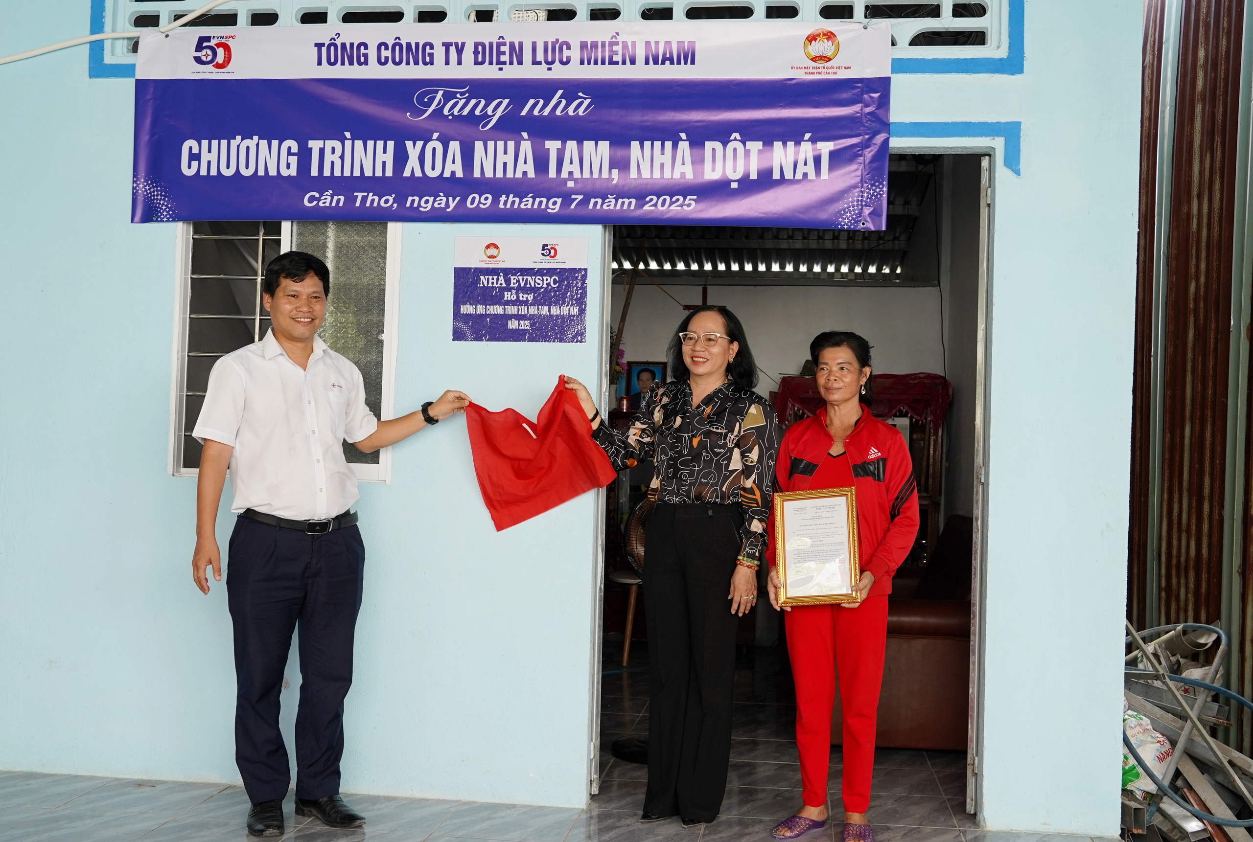 Ngành điện miền Nam xóa nhà tạm, nhà dột nát tại Cần Thơ - Ảnh 2.