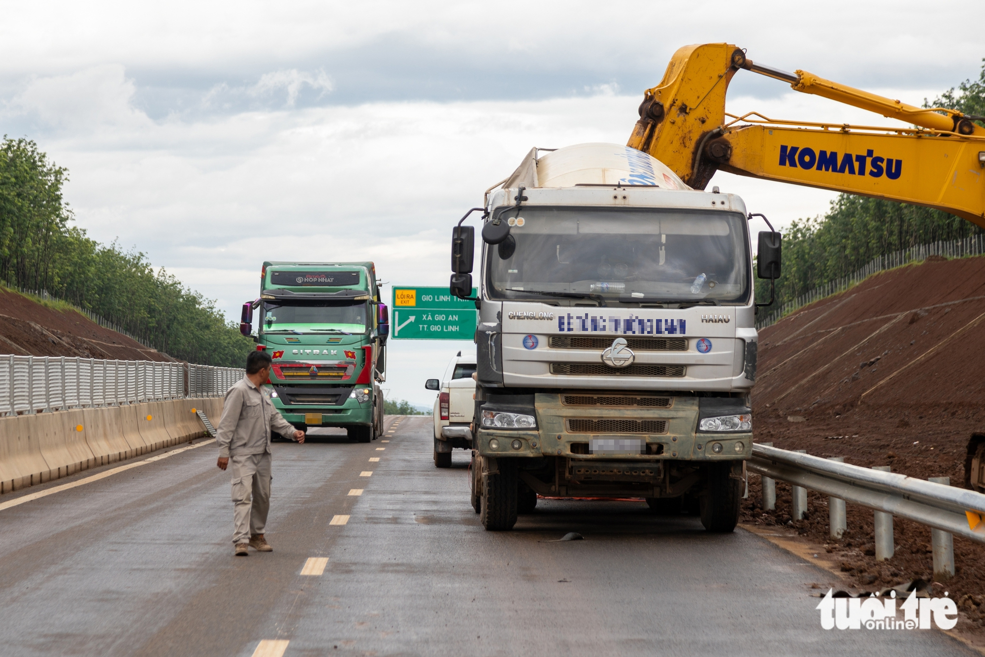 Xe đầu kéo, ô tô chạy nườm nượp trên cao tốc chưa khai thác, công nhân vừa làm vừa run - Ảnh 1.