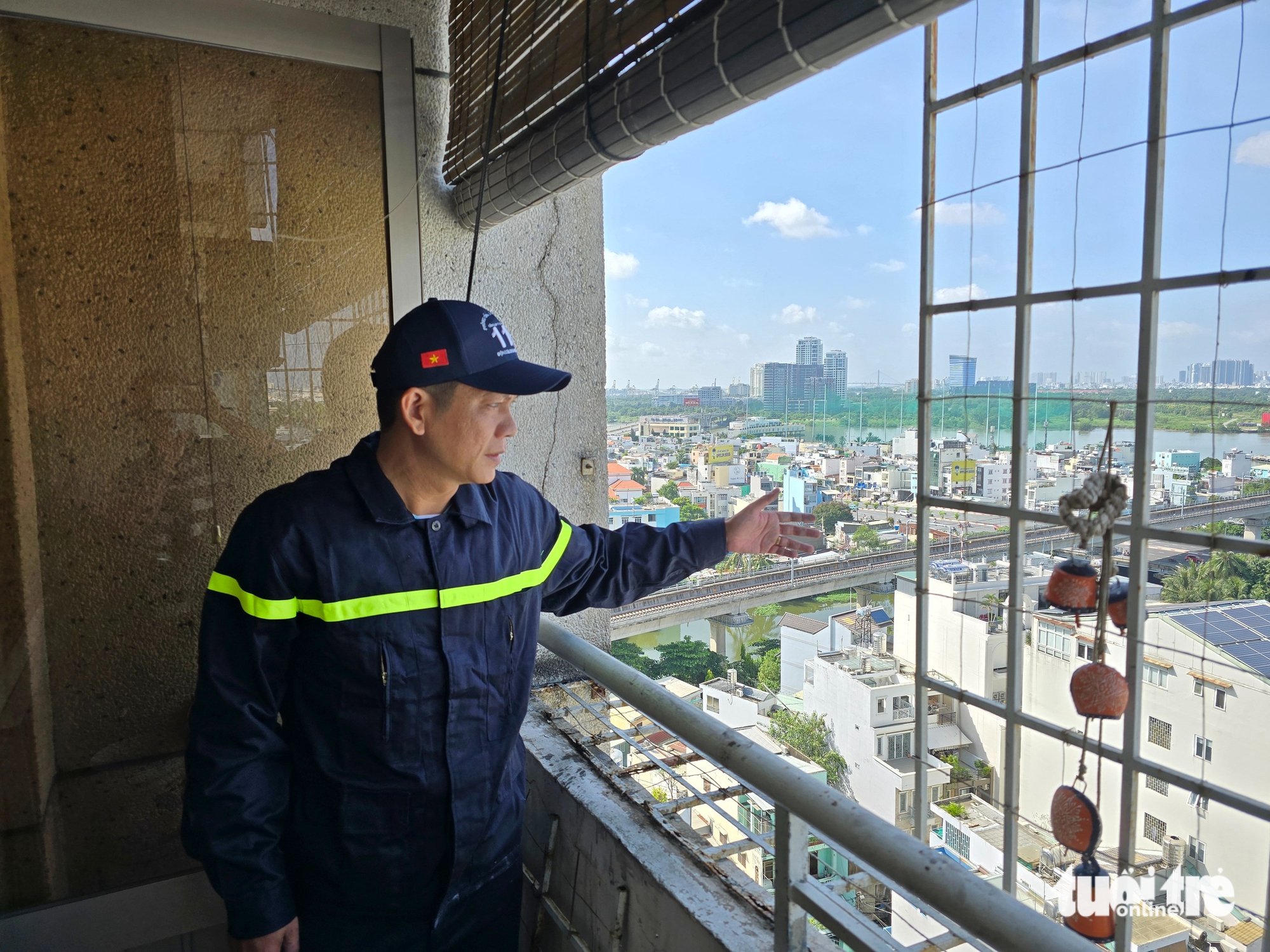 Nhiều cư dân chung cư ở TP.HCM tháo 'chuồng cọp', mở lối thoát nạn sau vụ cháy cư xá Độc Lập - Ảnh 1.