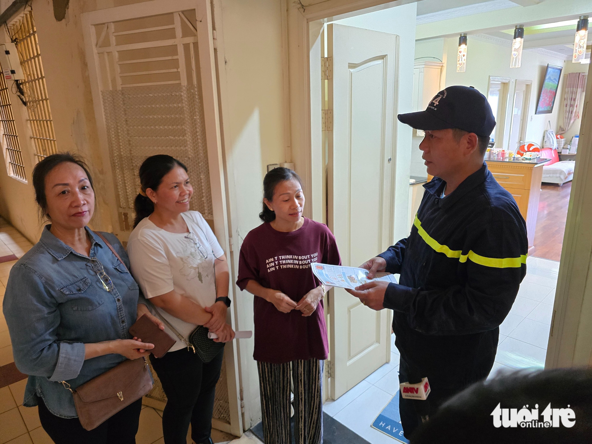 Nhiều cư dân chung cư ở TP.HCM tháo 'chuồng cọp', mở lối thoát nạn sau vụ cháy cư xá Độc Lập - Ảnh 4.
