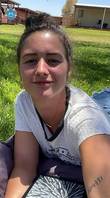 German backpacker found alive after 12 days missing in Australian outback - Ảnh 1.