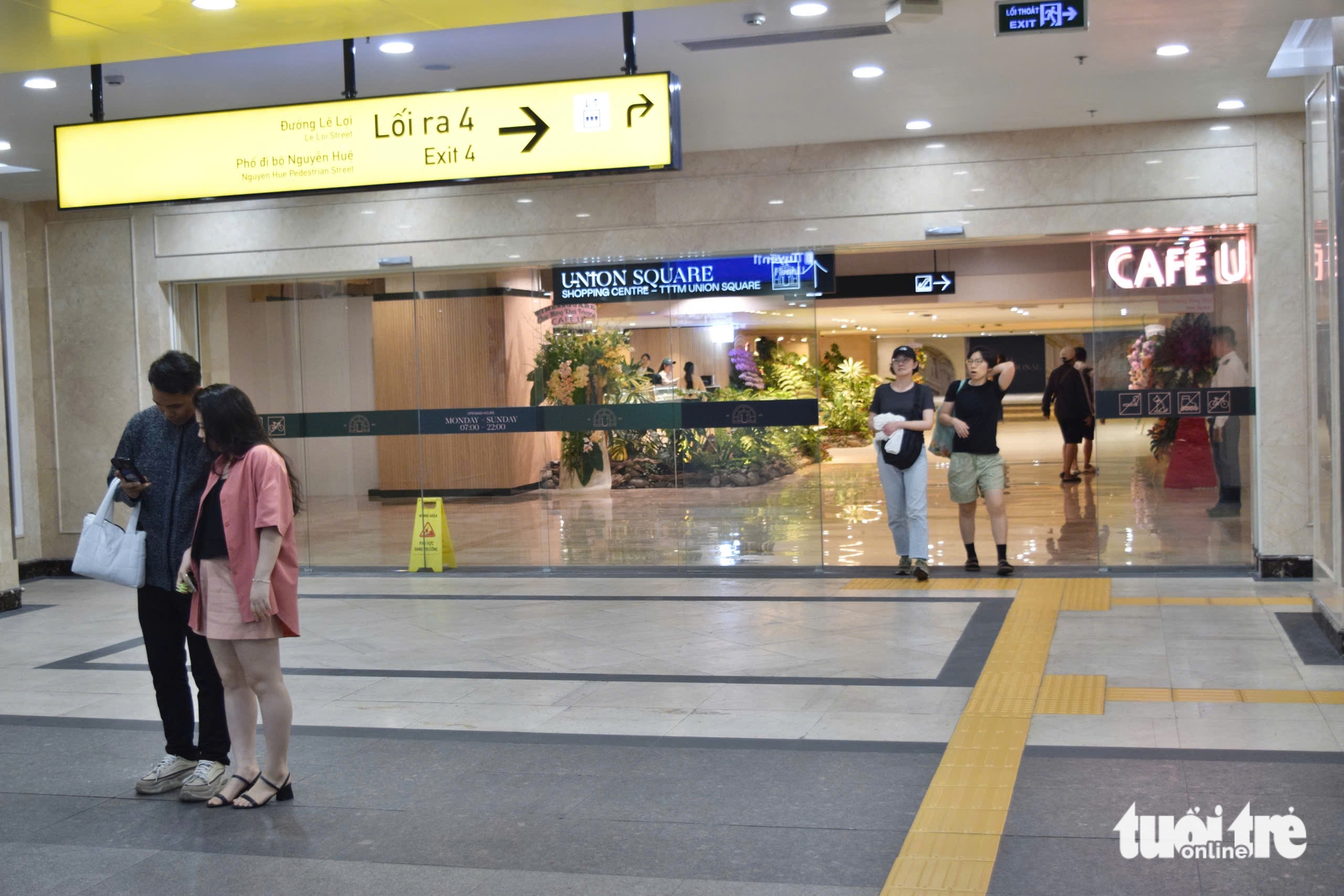 Người dân háo hức khám phá trung tâm mua sắm nối ga metro dưới lòng TP.HCM - Ảnh 1.