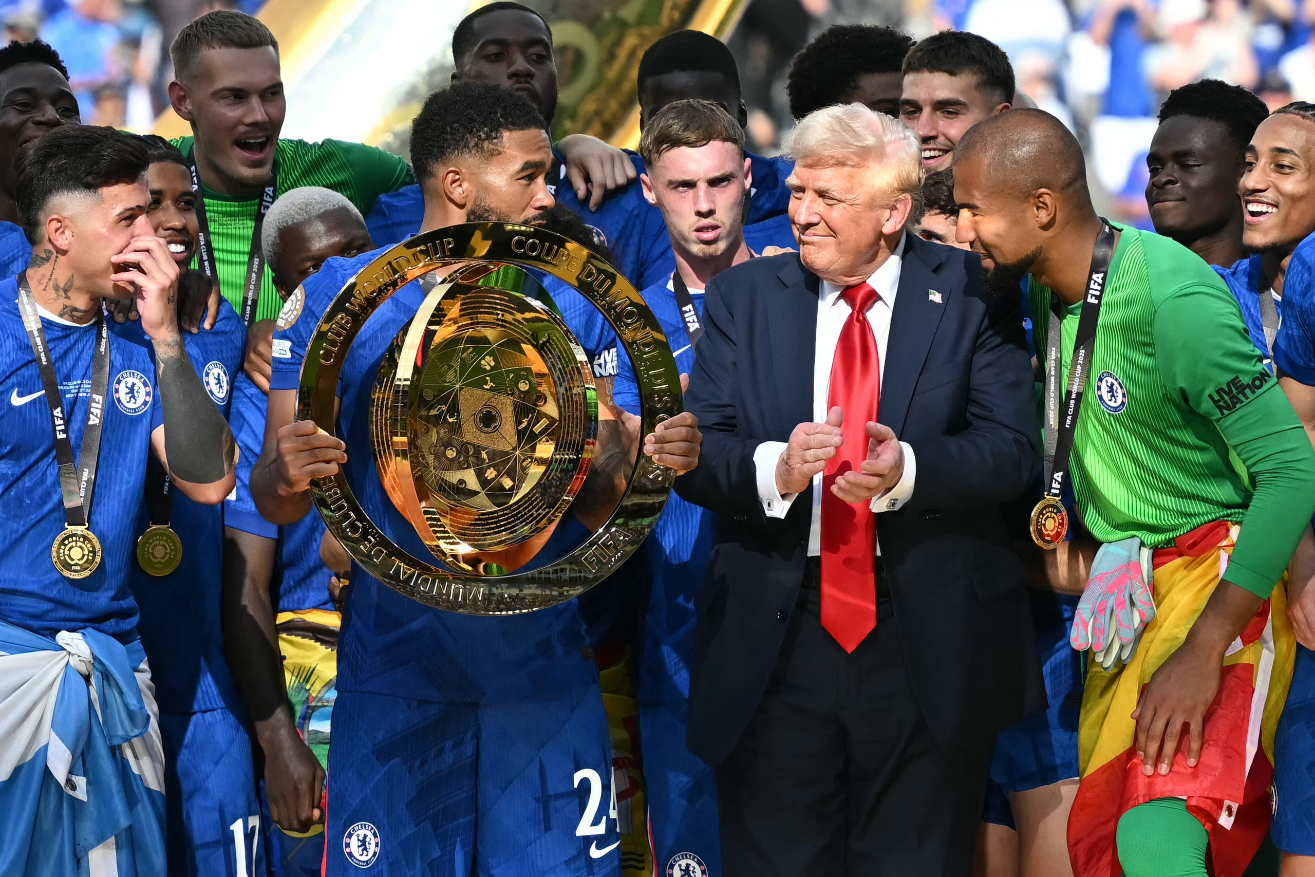 Ông Trump 'chiếm sóng', muốn cùng Chelsea nâng cúp vô địch - Ảnh 1.