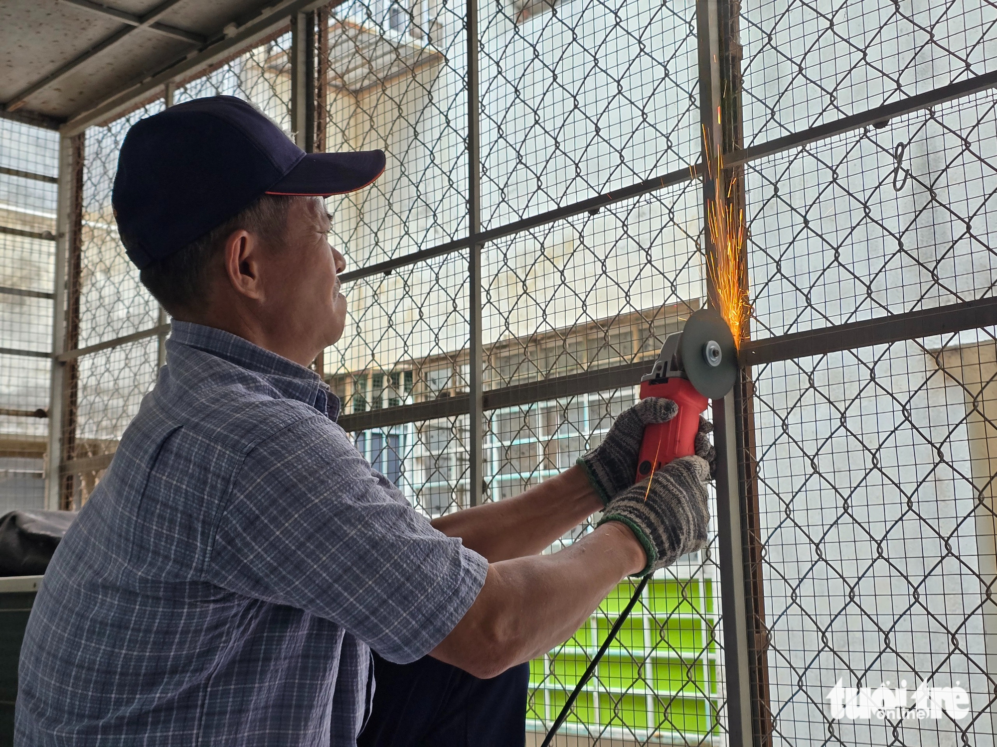 Phá 'chuồng cọp' ở TP.HCM: Dân nghe giải thích mới hết hồn, cho dỡ bỏ ngay hết mình - Ảnh 1.
