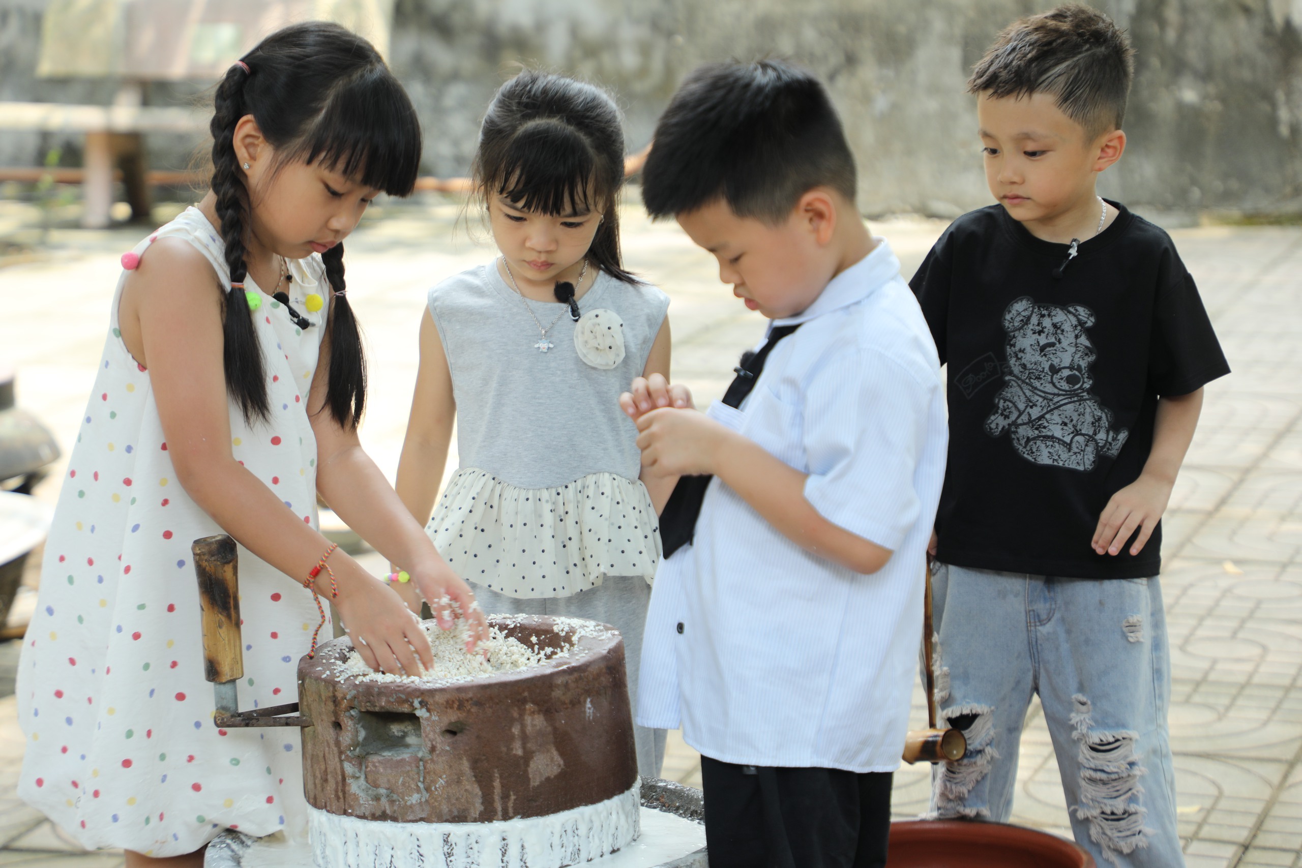 Màn hát xẩm chấn động của Bố ơi, mình đi đâu thế? - Ảnh 3. Bố ơi, mình đi đâu thế? - Ảnh 3.