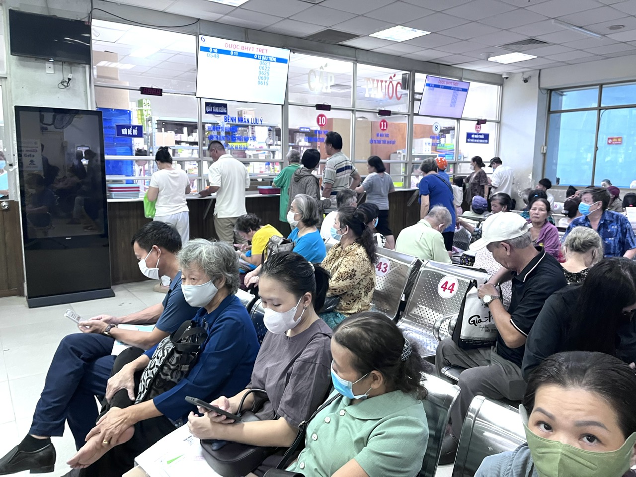 Không kê đơn thuốc 2-3 tháng/lần, có lý do nào 'ẩn giấu' sau toa thuốc 28 ngày? - Ảnh 1.