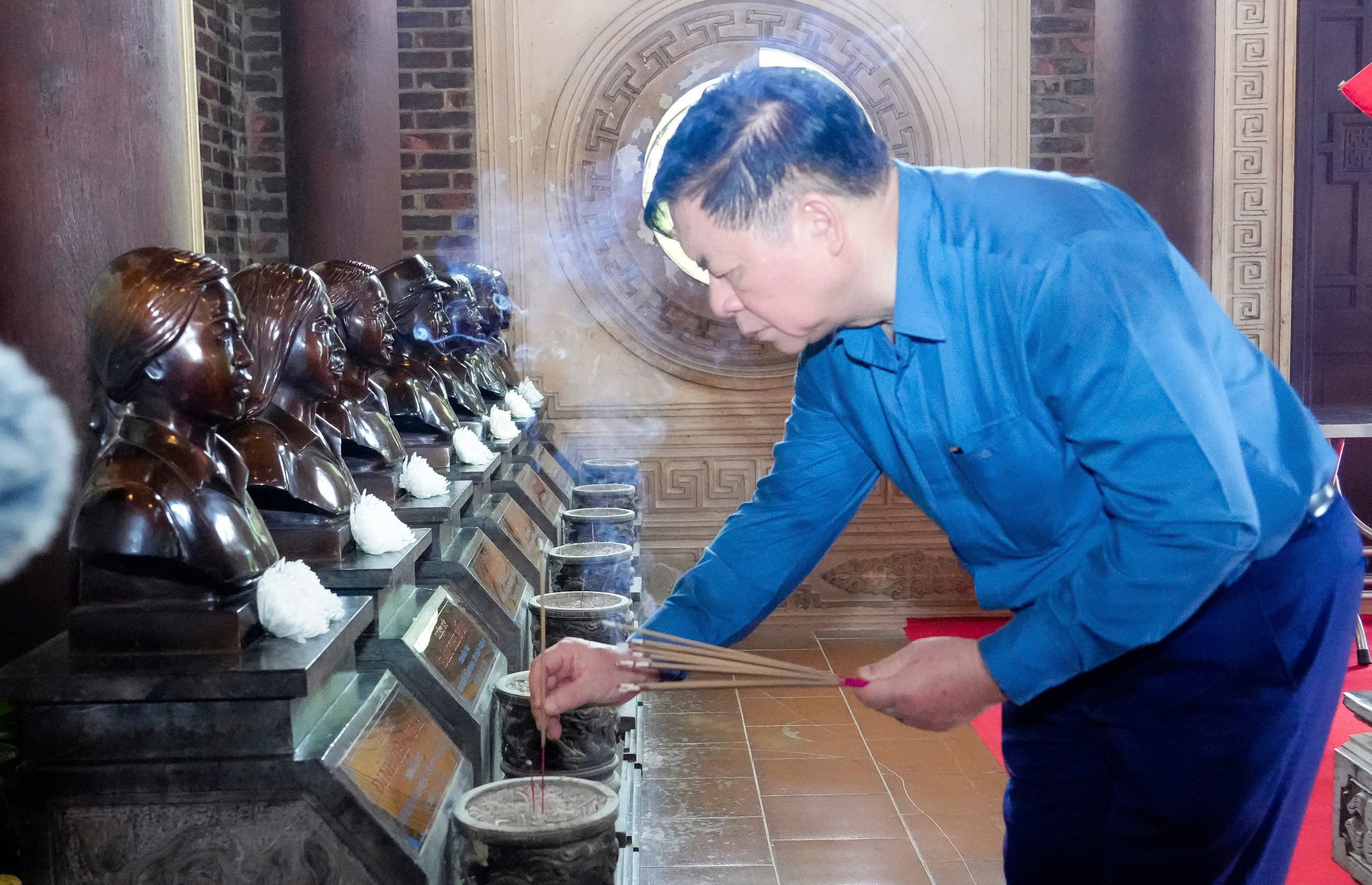 Trưởng Ban Tuyên giáo và Dân vận Trung ương dâng hương tưởng niệm Chủ tịch Hồ Chí Minh, các liệt sĩ - Ảnh 5. Trưởng Ban Tuyên giáo và Dân vận Trung ương dâng hương tưởng niệm Chủ tịch Hồ Chí Minh, các liệt sĩ - Ảnh 5.
