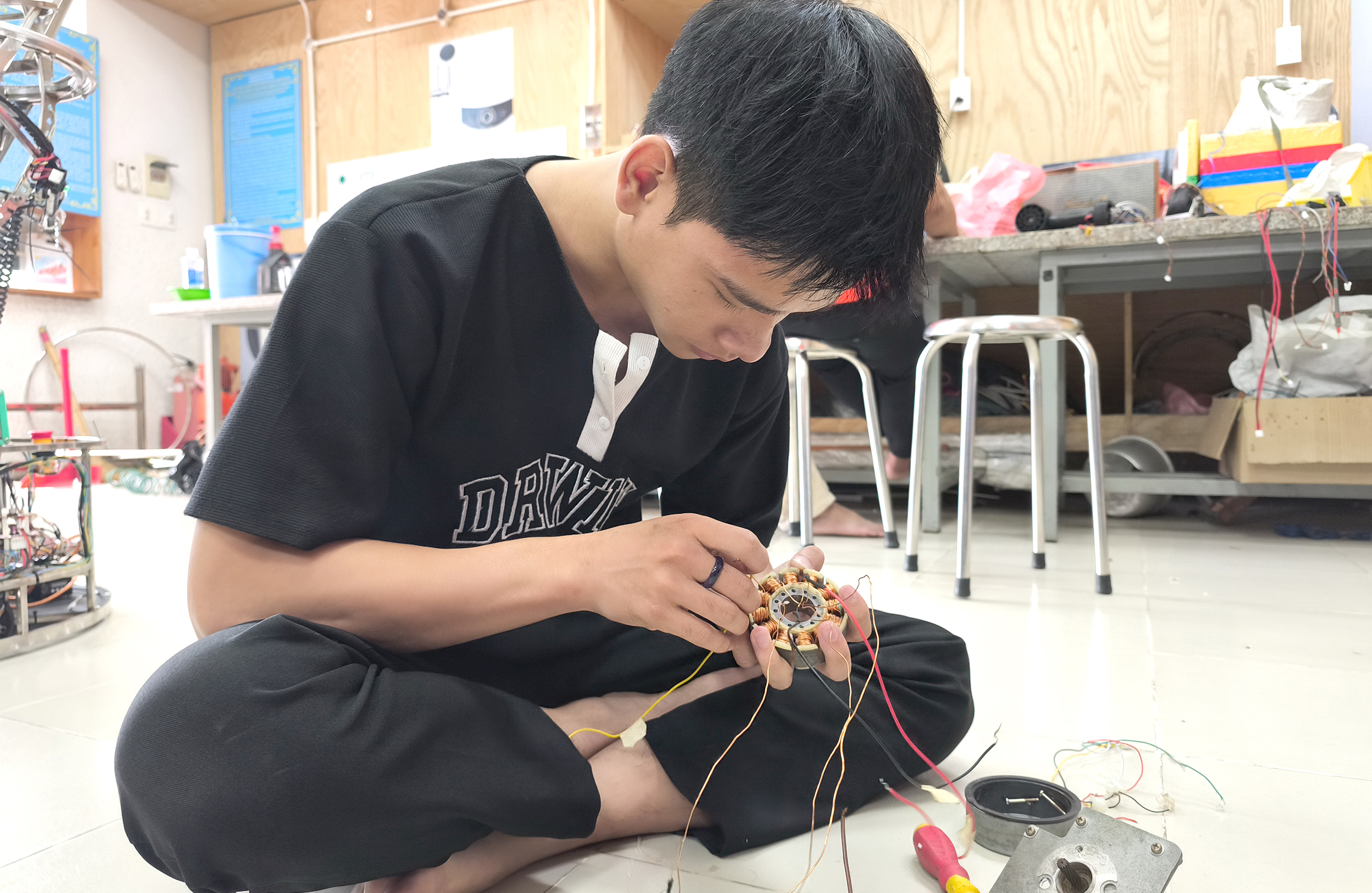 Vào 'lò luyện' robot đi thi quốc tế - Ảnh 2. robot - Ảnh 2.