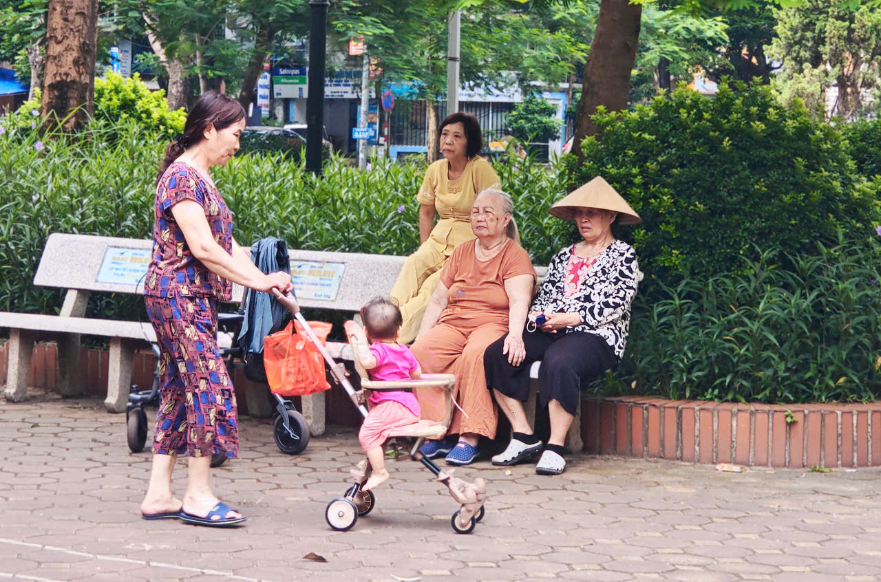 Khi ông bà trở thành ‘bảo mẫu’ chăm con, cháu - Ảnh 1.