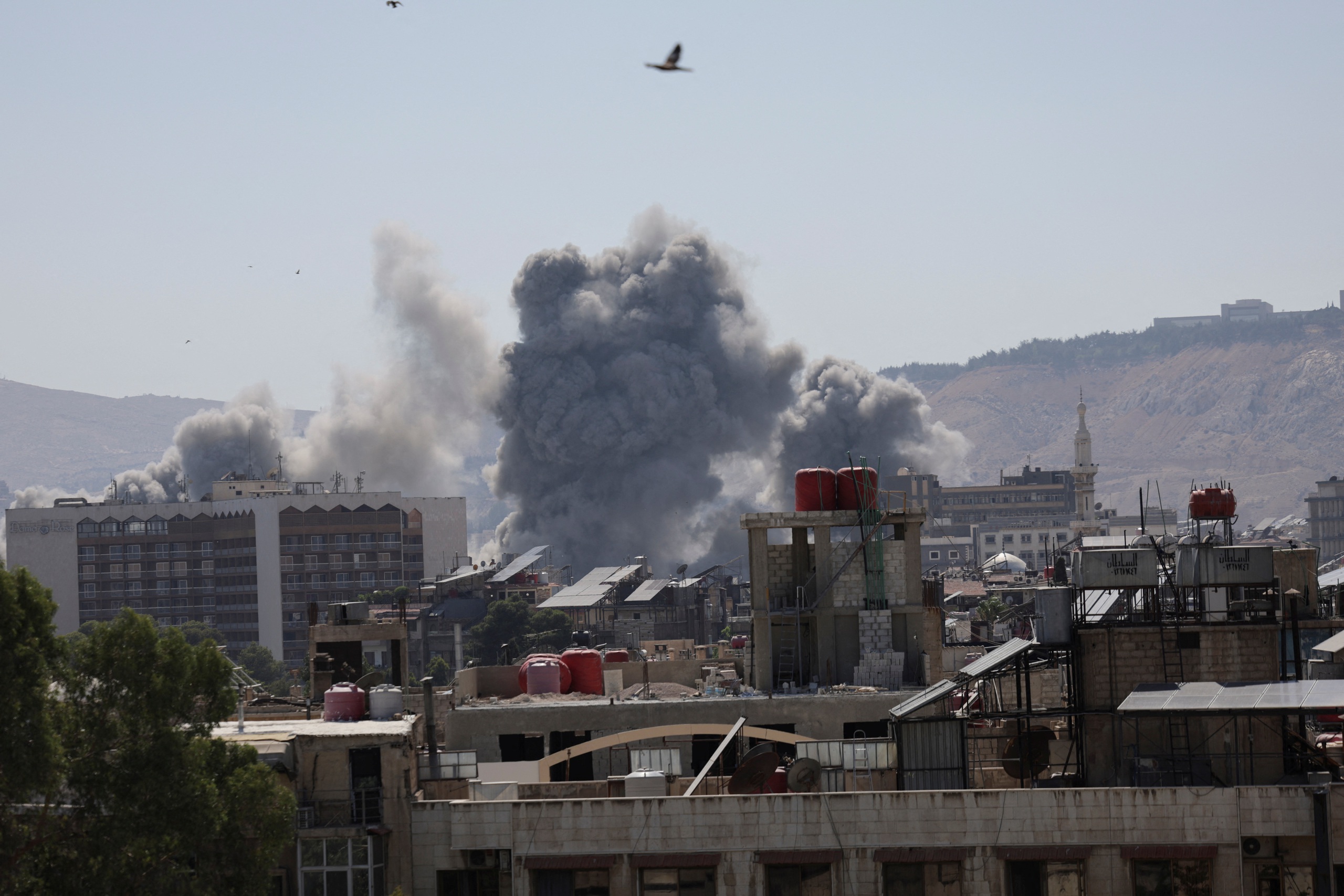 Israel liên tục không kích trụ sở Bộ Quốc phòng Syria - Ảnh 1.