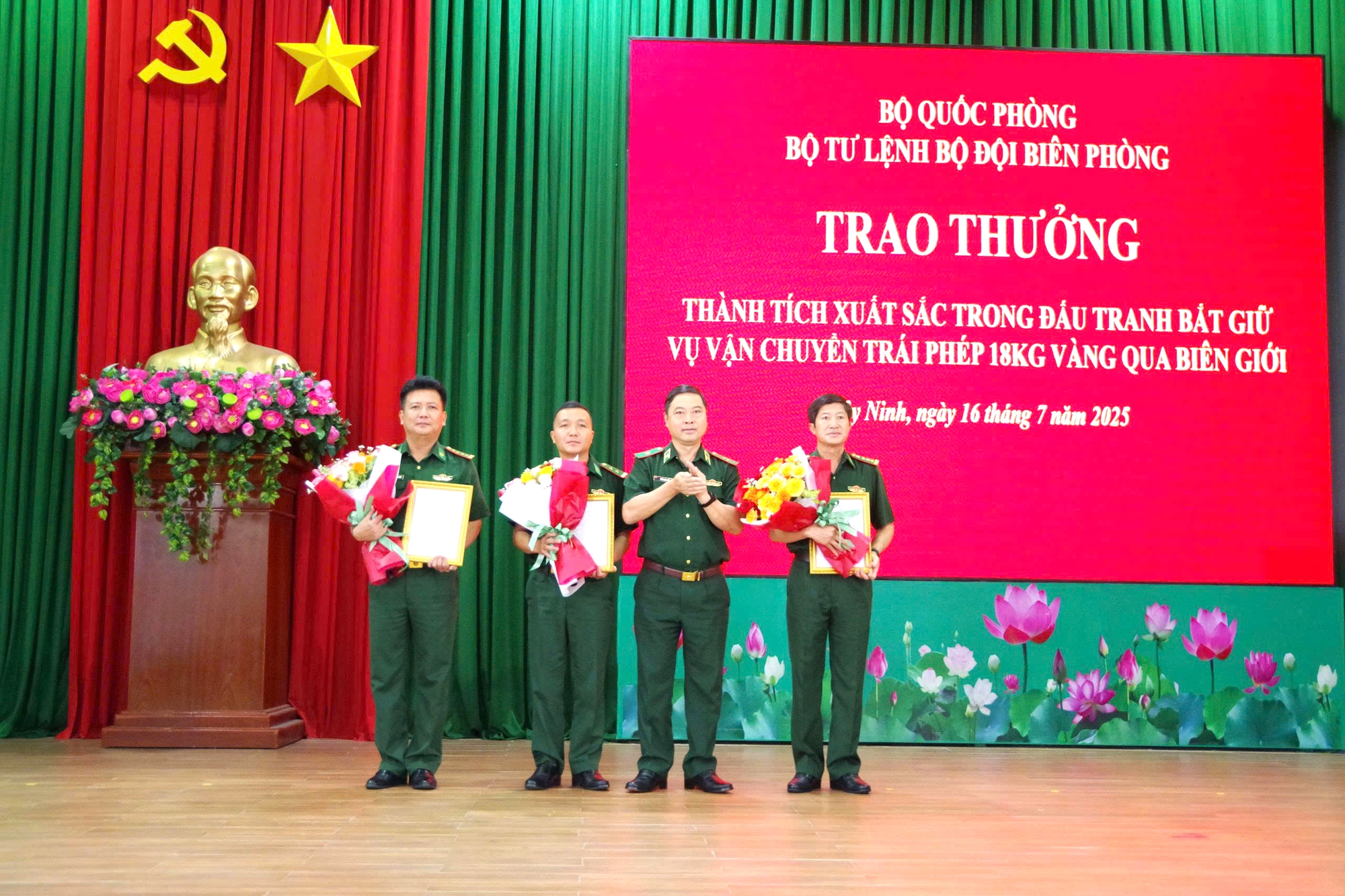 Khen thưởng các đơn vị thu giữ 18kg vàng 9999 qua biên giới Tây Ninh - Ảnh 1.