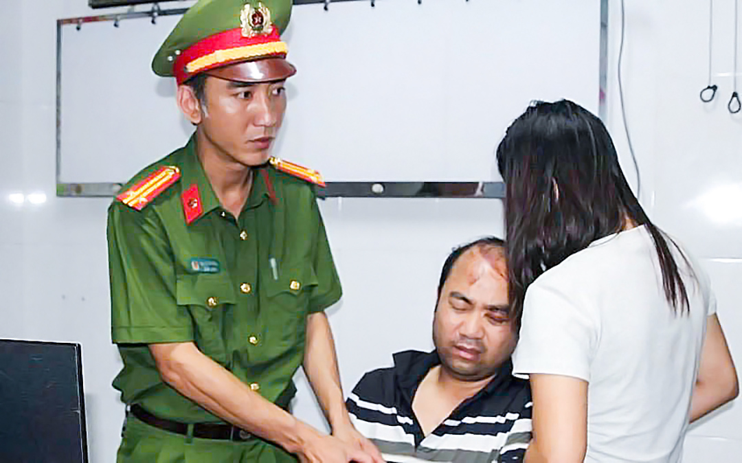 Tạm giữ tài xế vụ ô tô tông hai xe máy rồi rơi xuống sông, 3 người chết - Ảnh 1. tài xế - Ảnh 1.