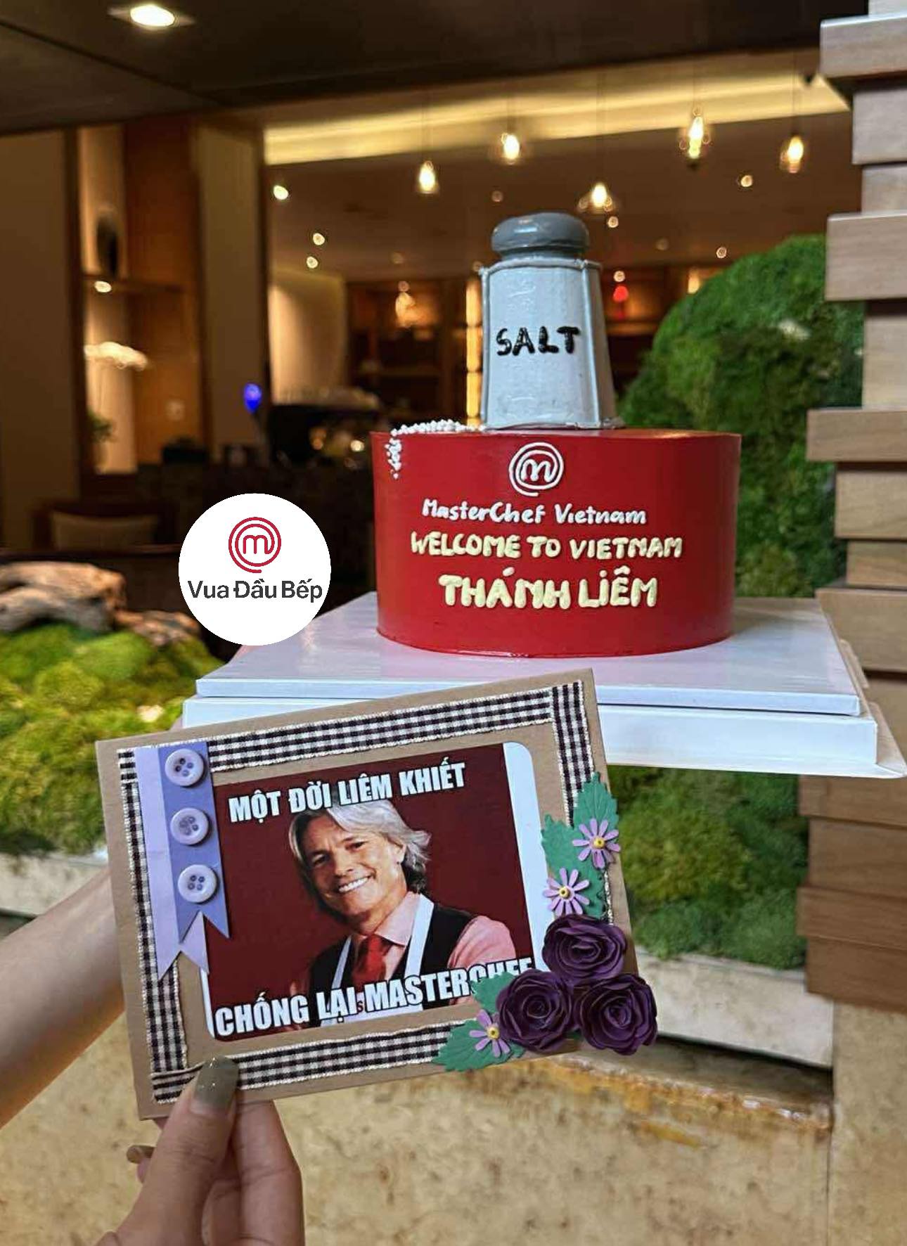 MasterChef 'Holy Integrity' Leslie Gilliams ត្រូវបានផ្តល់នំខេក និងអំបិលមួយក្នុងដំណើរទស្សនកិច្ចលើកដំបូងរបស់លោកទៅទីក្រុងហូជីមិញ - រូបថតទី ២។ Leslie Gilliams - Ảnh 2.