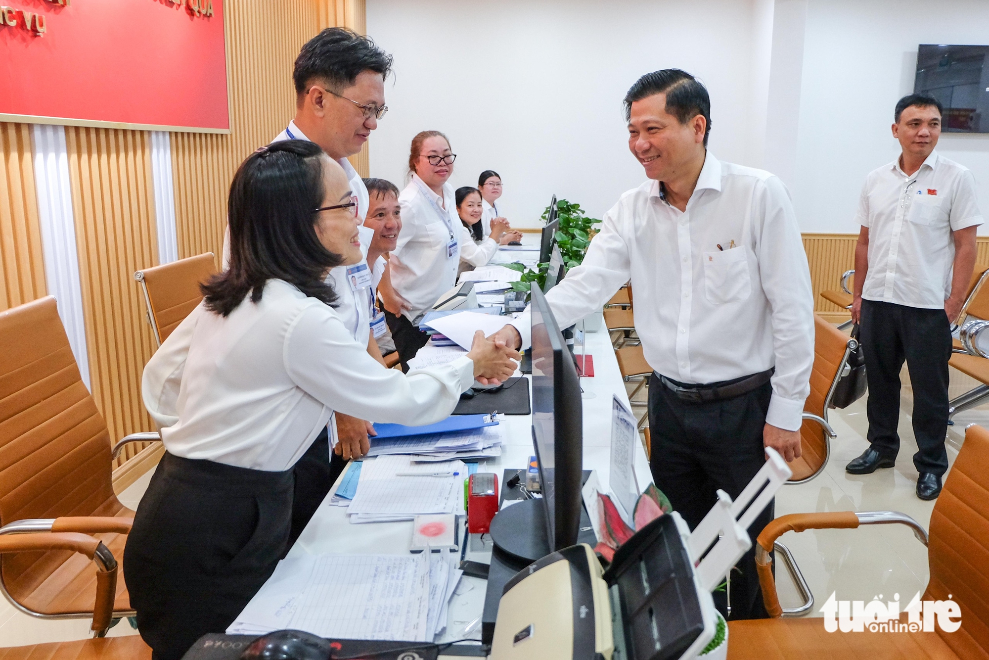 HĐND TP.HCM khảo sát phường Bình Tây: Phong cách làm việc mới, người dân ủng hộ - Ảnh 1.