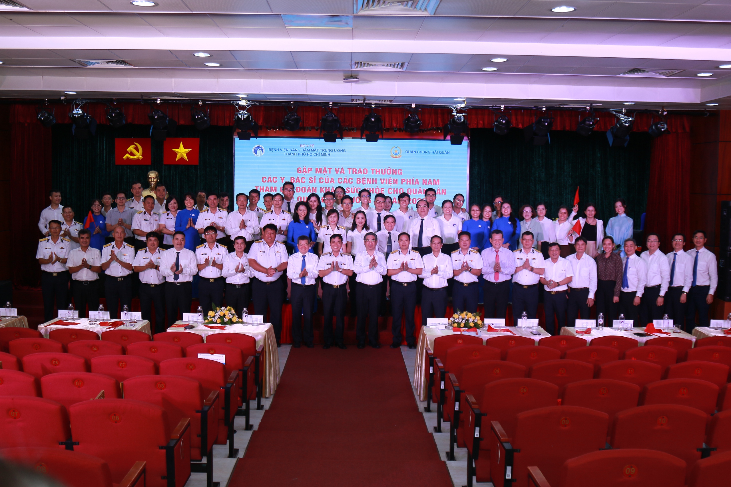 Vượt điều kiện khắc nghiệt, y bác sĩ TP.HCM khám sức khỏe miễn phí cho quân dân Trường Sa - Ảnh 1.