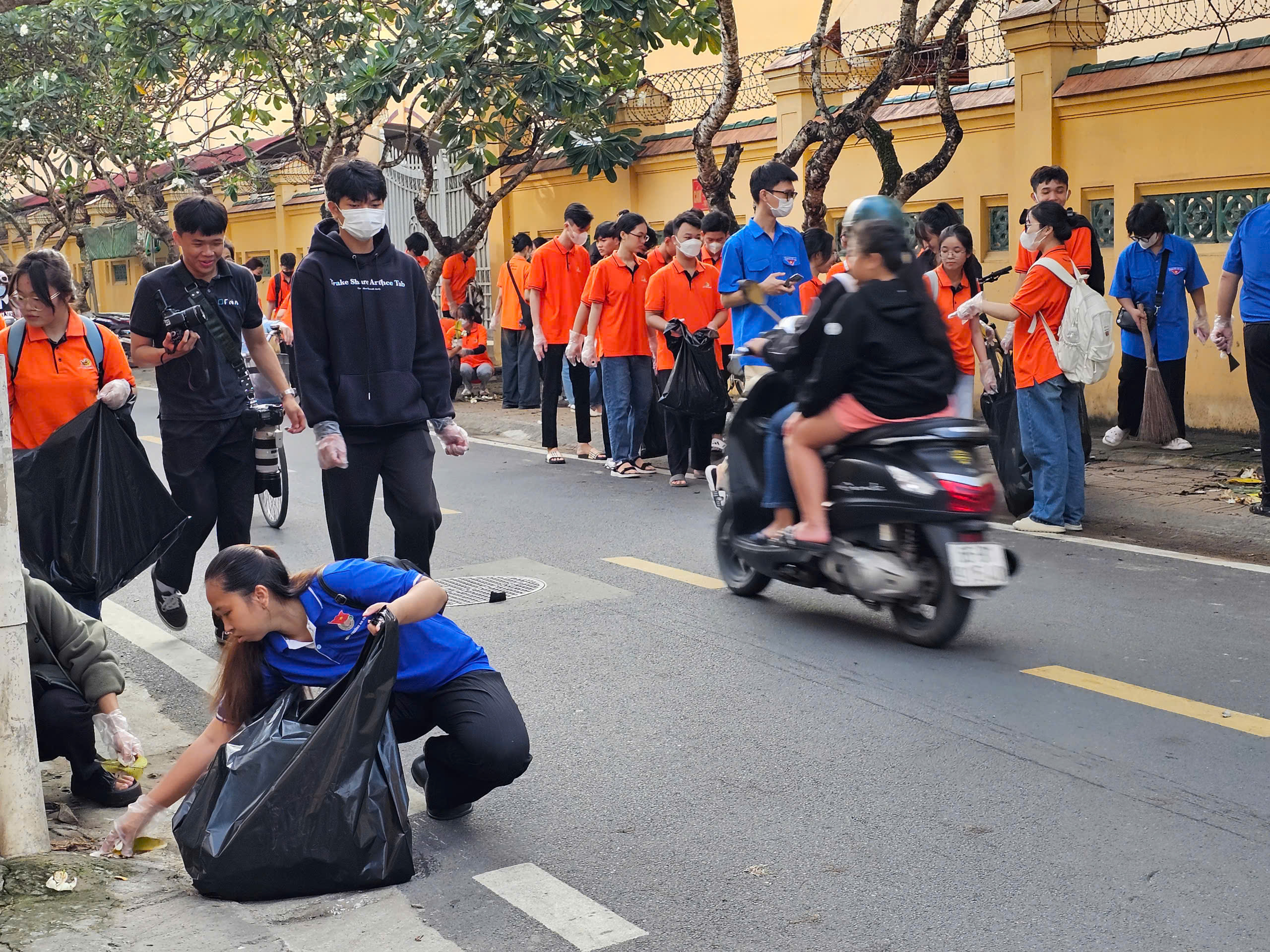 Cần Thơ: Gây hạn chế dòng chảy, bồi lắng, lấn chiếm kênh rạch, hố ga sẽ bị xử phạt - Ảnh 1.