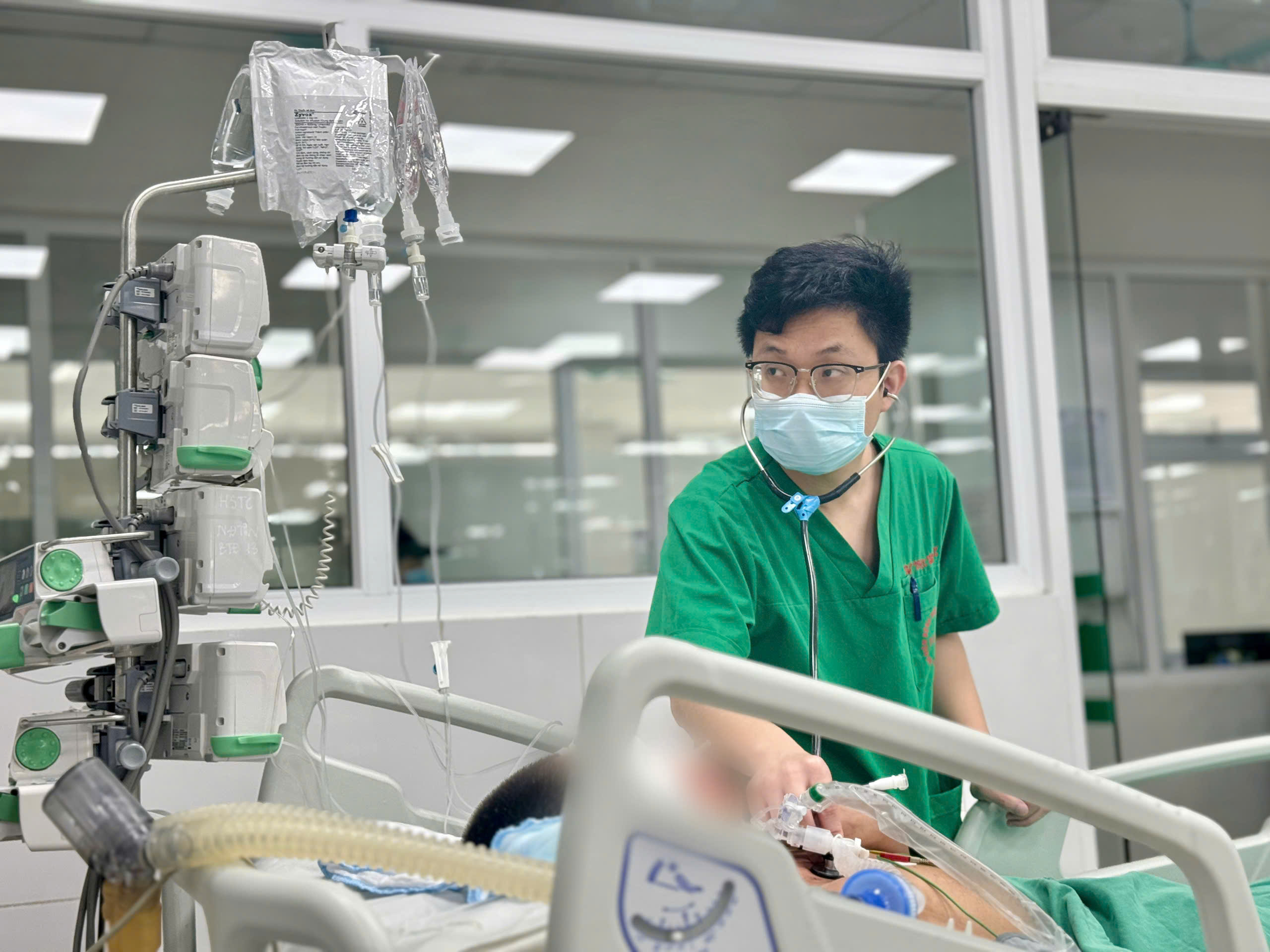Cụ bà nguy kịch vì uống hơn nửa lít rượu mỗi ngày suốt 10 năm - Ảnh 1. Nguy kịch vì uống hơn nửa lít rượu mỗi ngày suốt 10 năm - Ảnh 1.