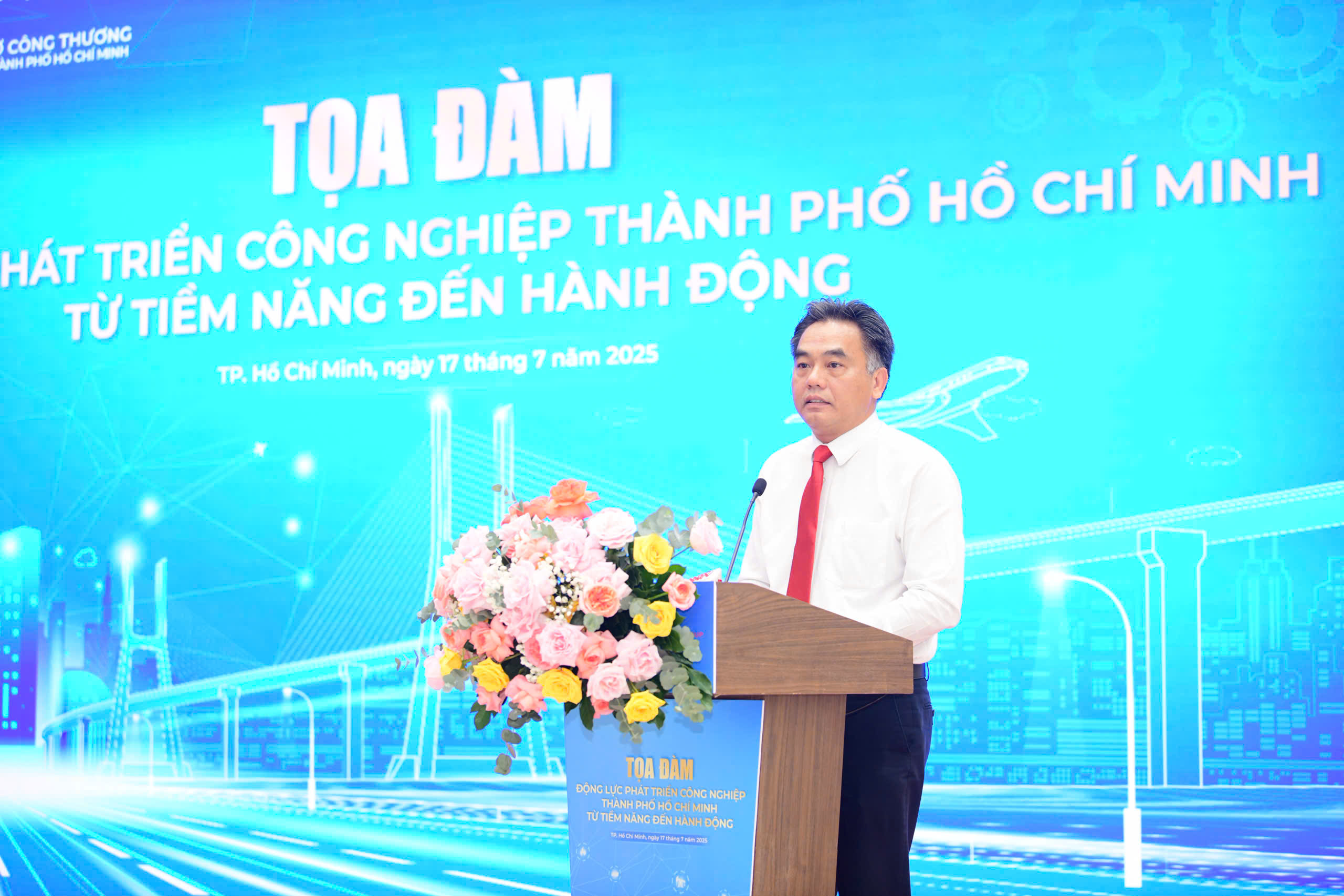 TP.HCM kêu gọi hành động mạnh mẽ để công nghiệp trở thành 'xương sống' phát triển đô thị mới - Ảnh 1. TP.HCM thúc đẩy công nghiệp thành trụ cột phát triển đô thị mới - Ảnh 1.