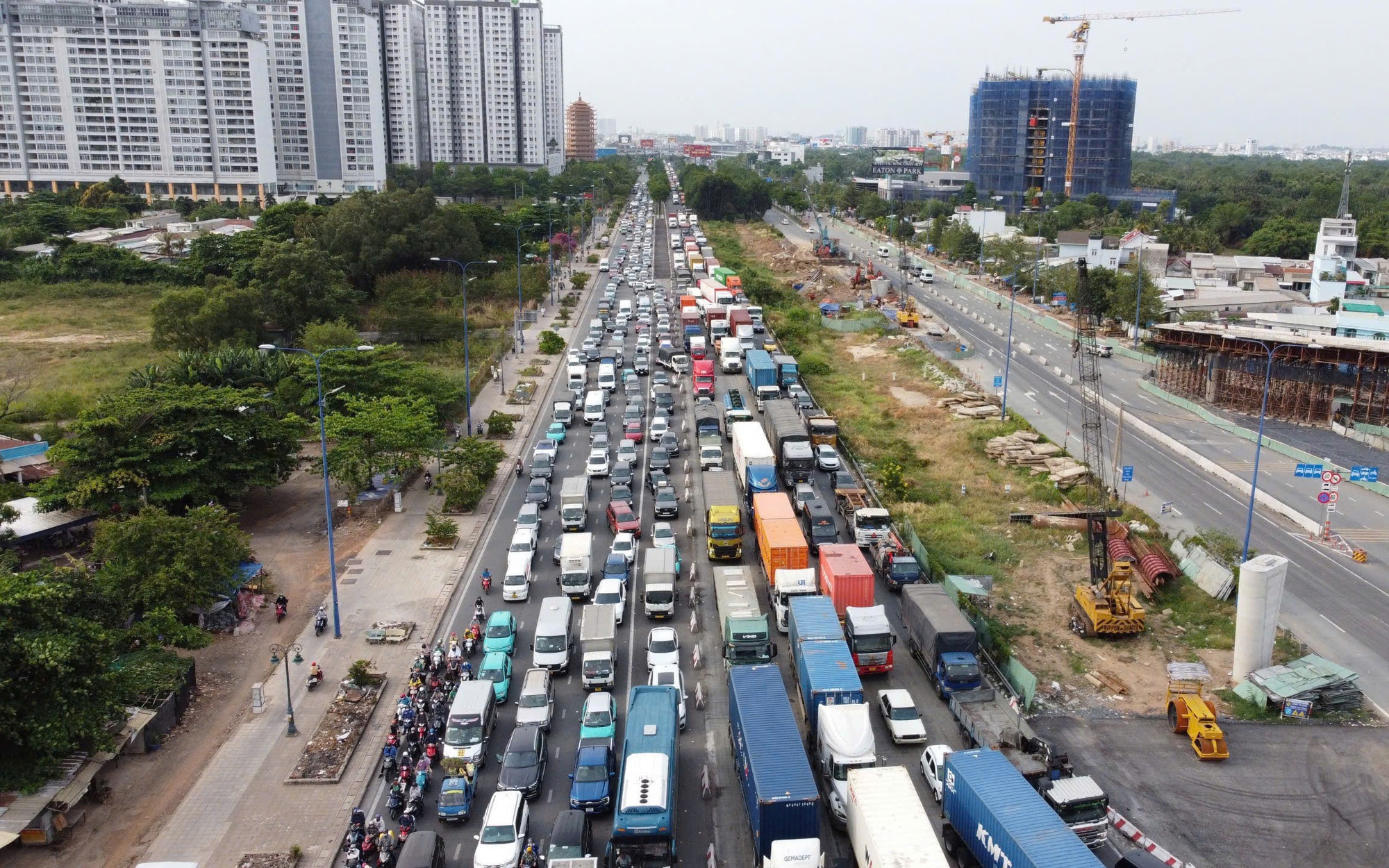 Tài xế Toyota có pha xử lý siêu cồng kềnh, gây ra chuỗi va chạm 'khó đỡ' tại giao lộ - Ảnh 1.